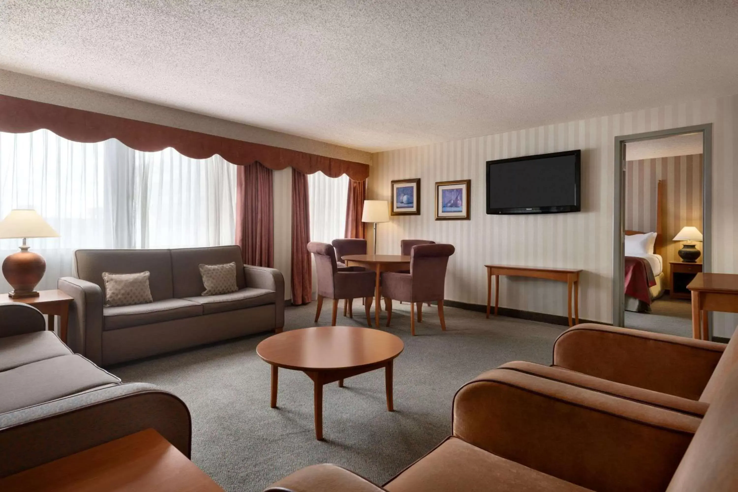 Photo of the whole room, Seating Area in Ramada Plaza by Wyndham Regina Downtown