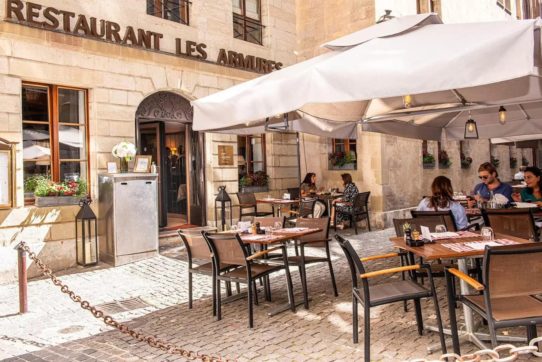 Restaurant/Places to Eat in Les Armures