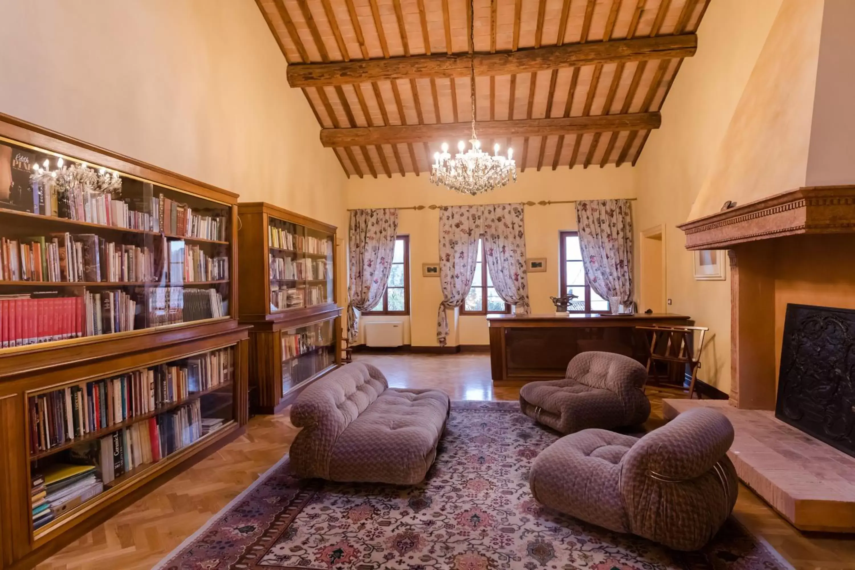 Communal lounge/ TV room, Library in B&B Villa Nichesola