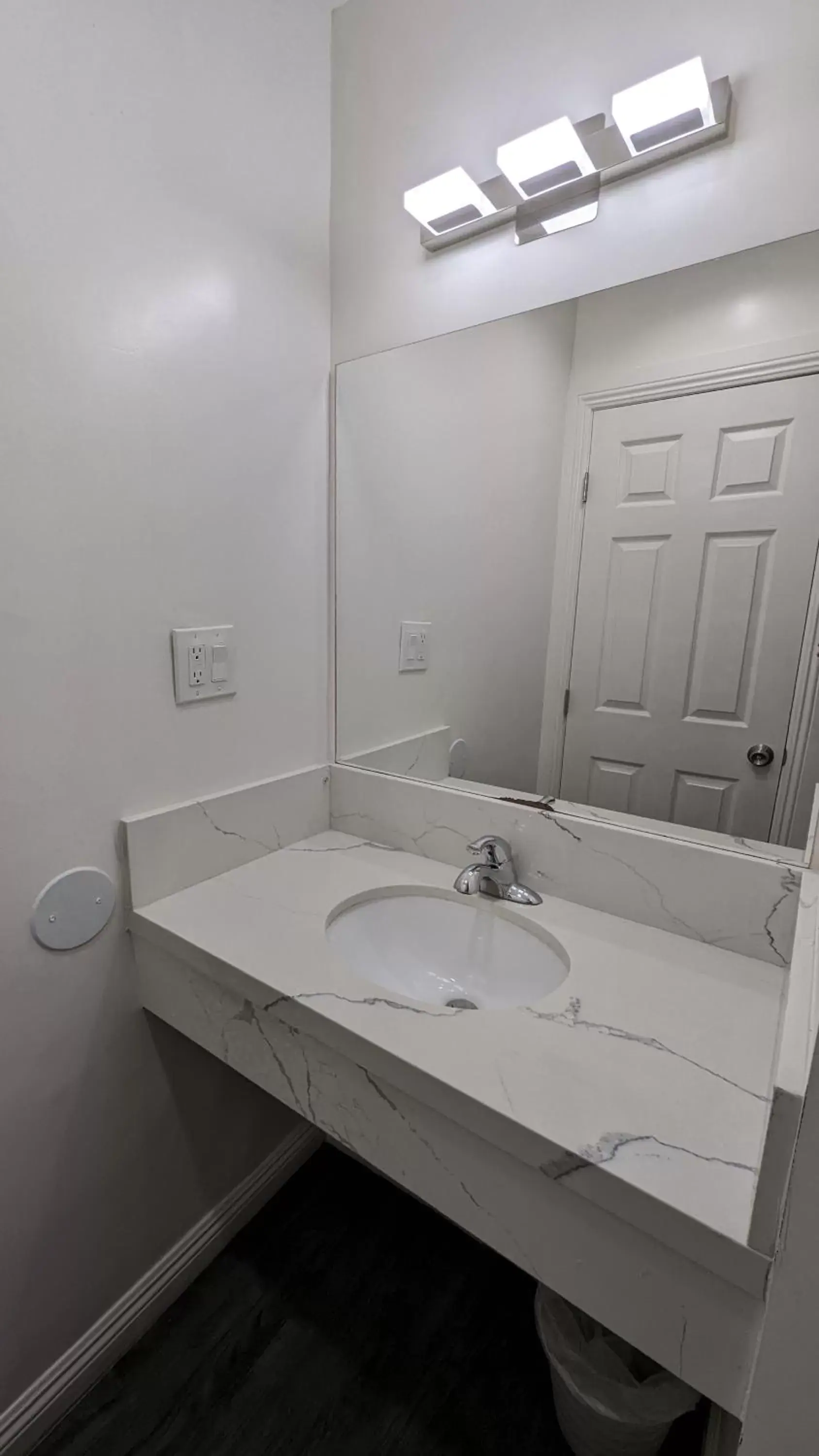 Bathroom in Airport Motel - Inglewood