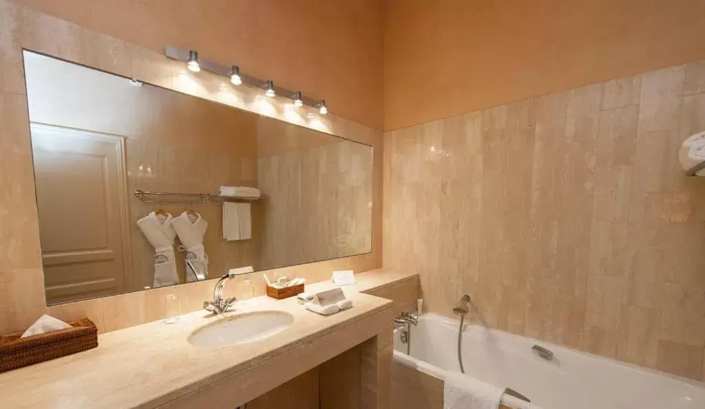 Bathroom in Hotel Château Des Alpilles