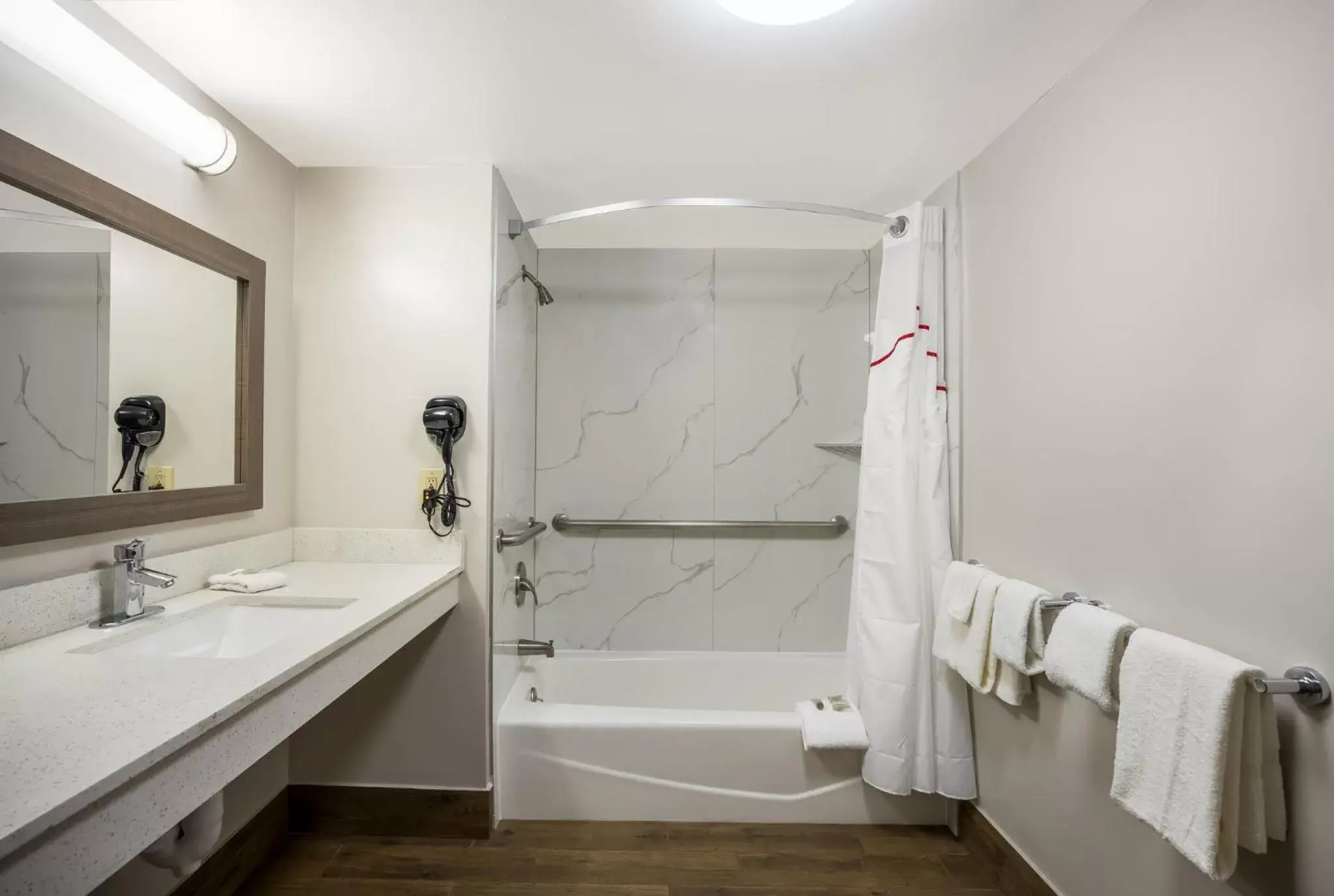 Bathroom in Red Roof Inn & Suites Thomasville