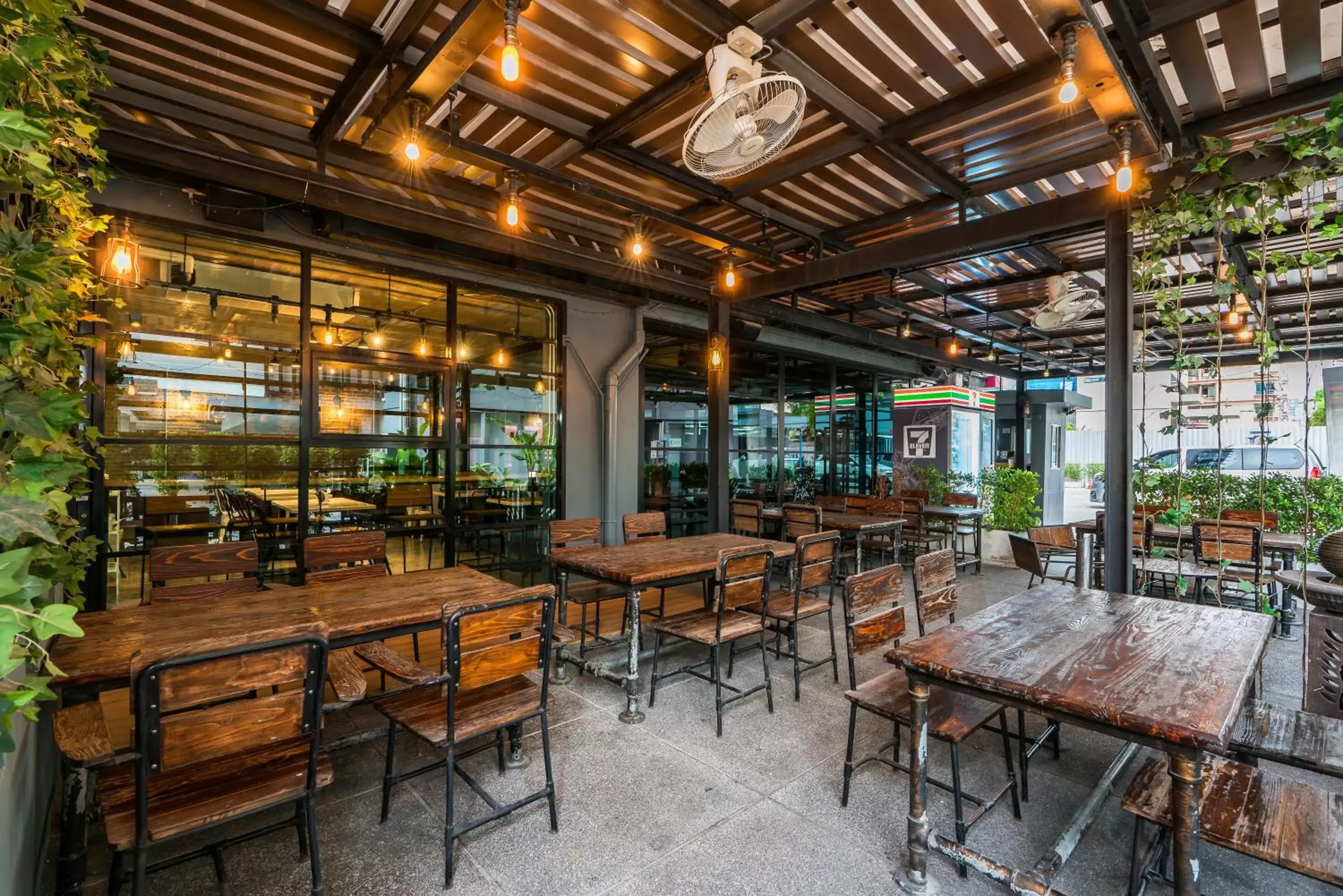 Restaurant/places to eat in De Botan Srinakarin Hotel & Residence Restaurant/places to eat in De Botan Srinakarin Hotel & Residence