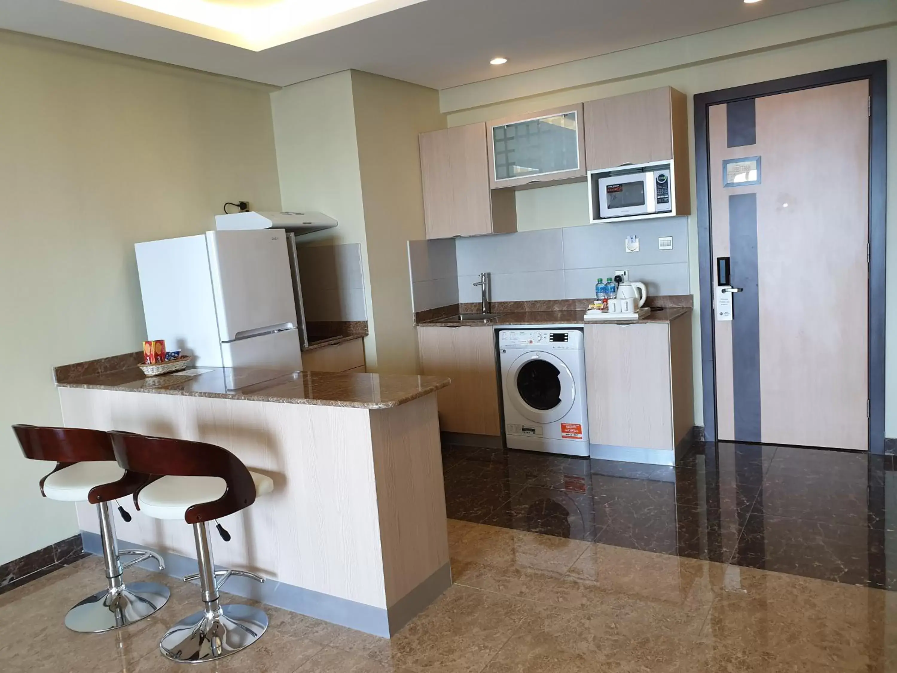 Dining area, Kitchen/Kitchenette in Best Western Plus Mahboula