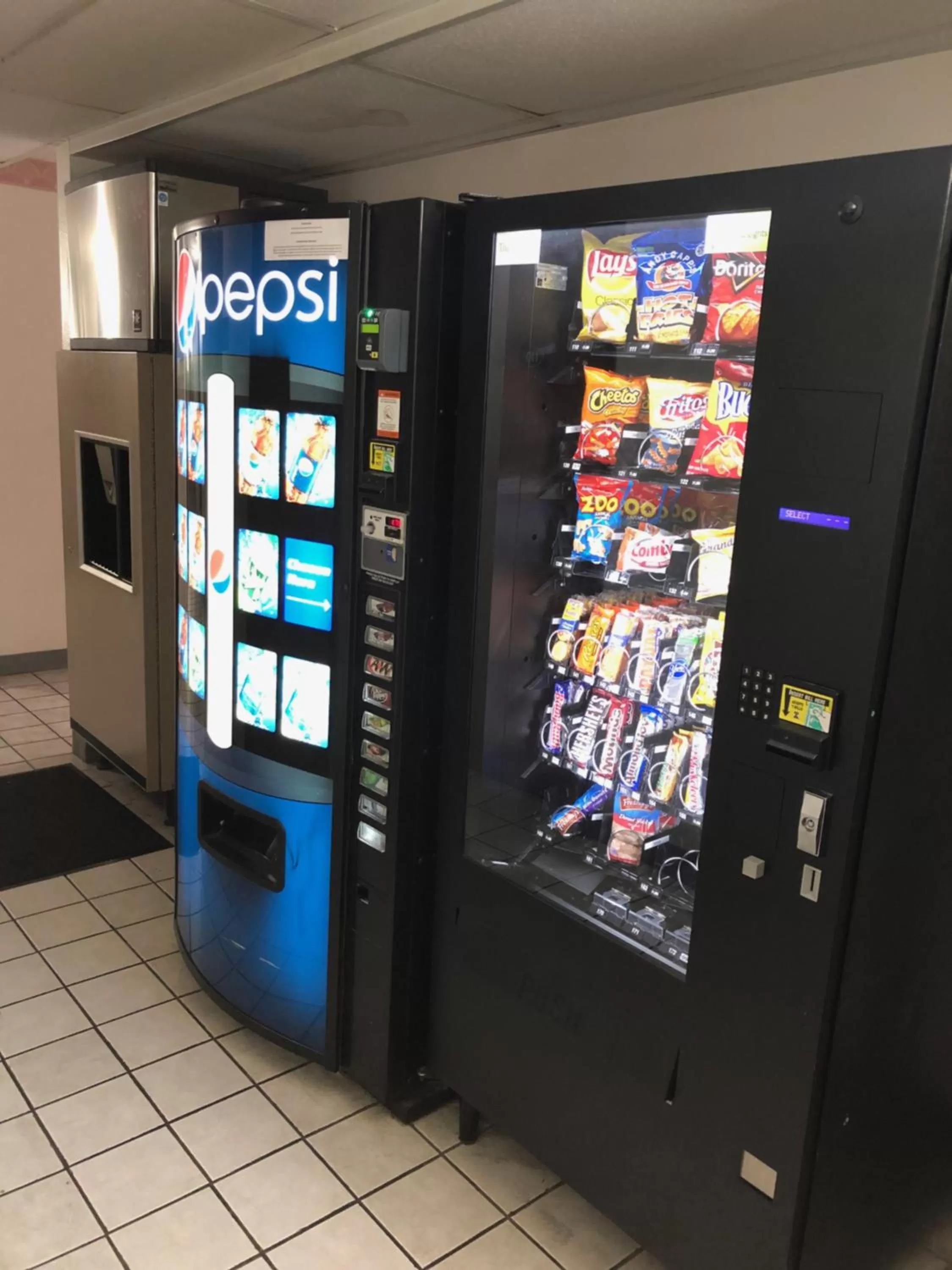 Food and drinks in Super 8 by Wyndham Front Royal