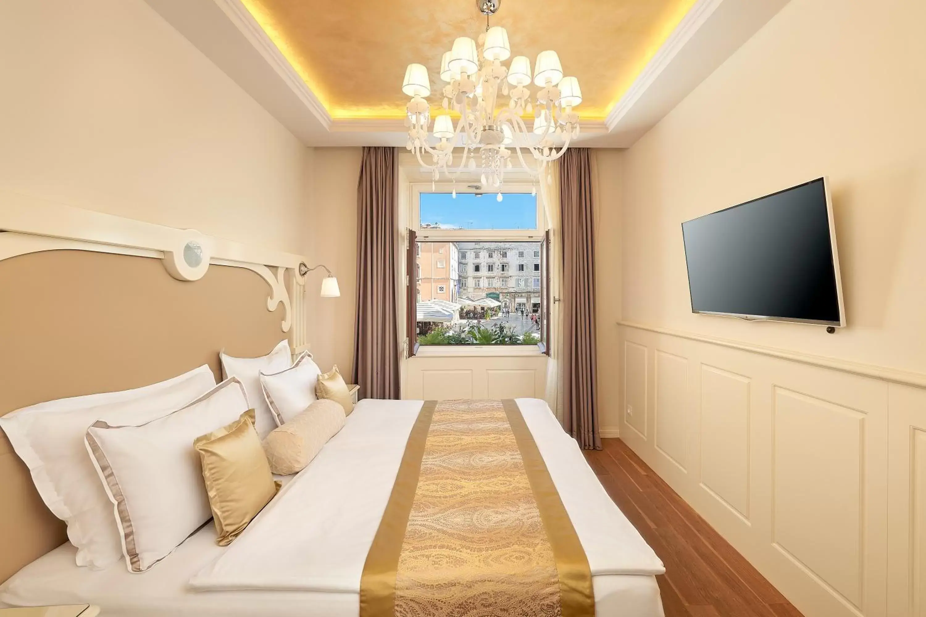 Deluxe Double Room with City View in Piazza Heritage Hotel