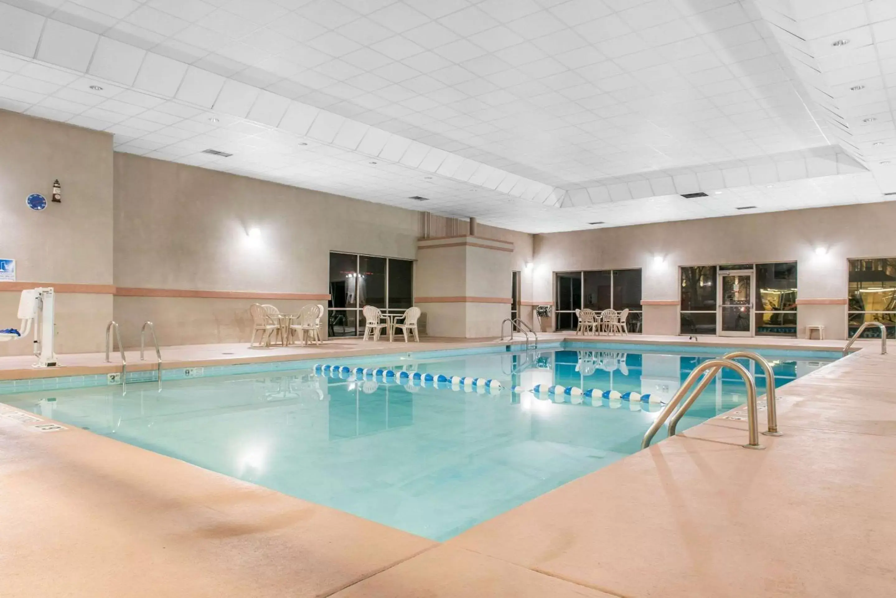 Swimming Pool in Clarion Inn Dayton Airport