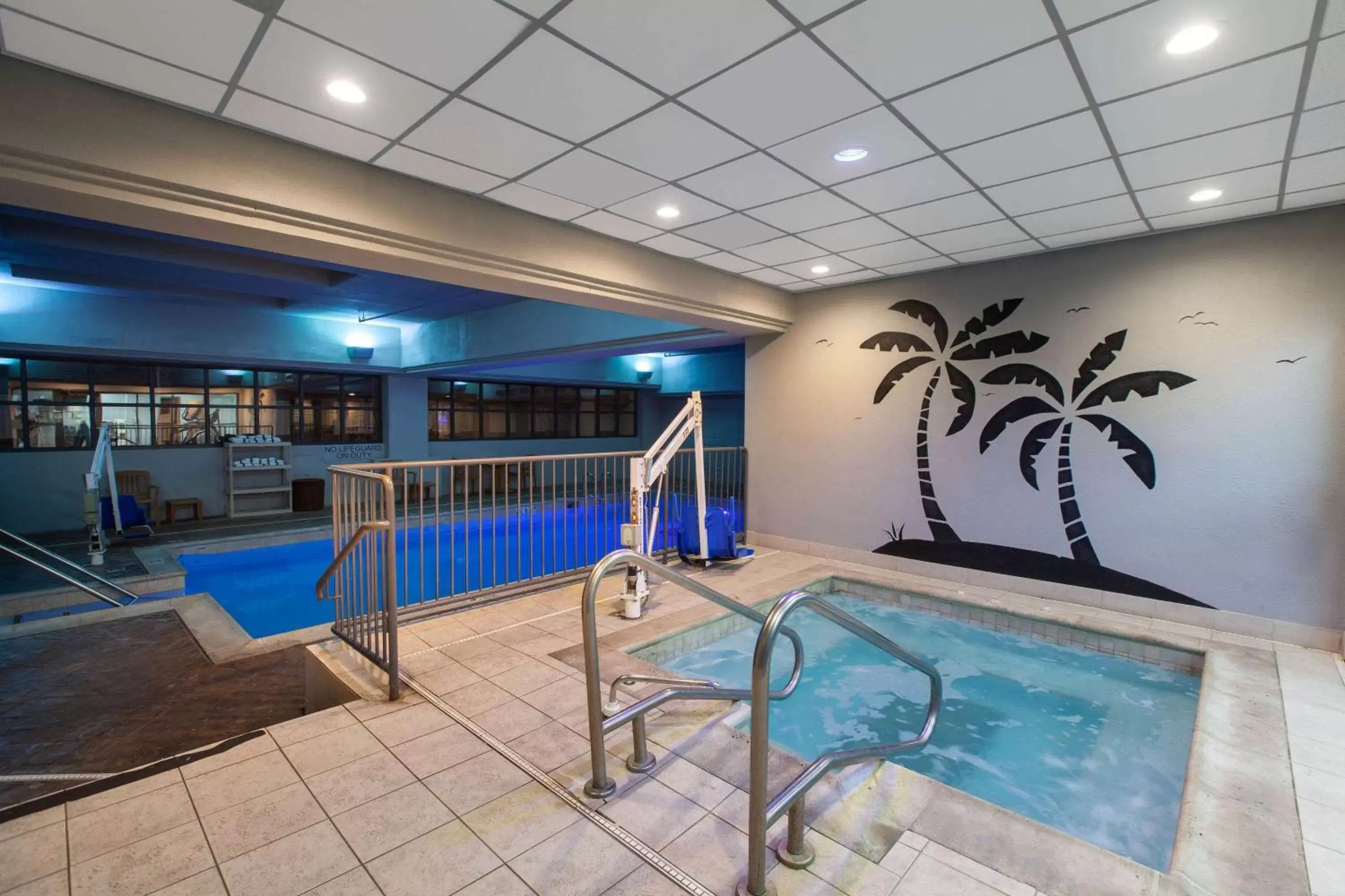 Hot Tub, Swimming Pool in Wingate by Wyndham Oklahoma City Airport