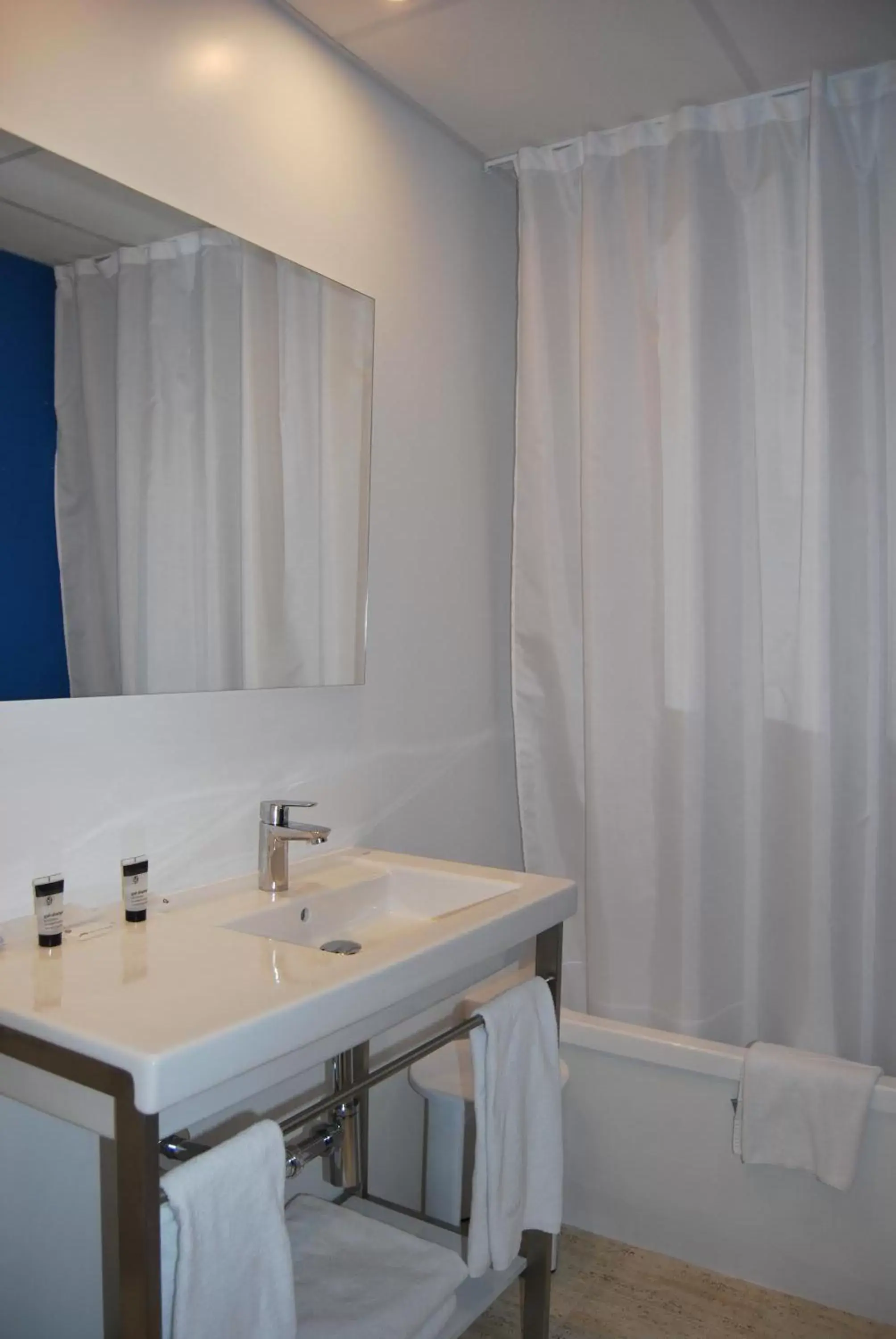 Bathroom in Estudiotel Alicante