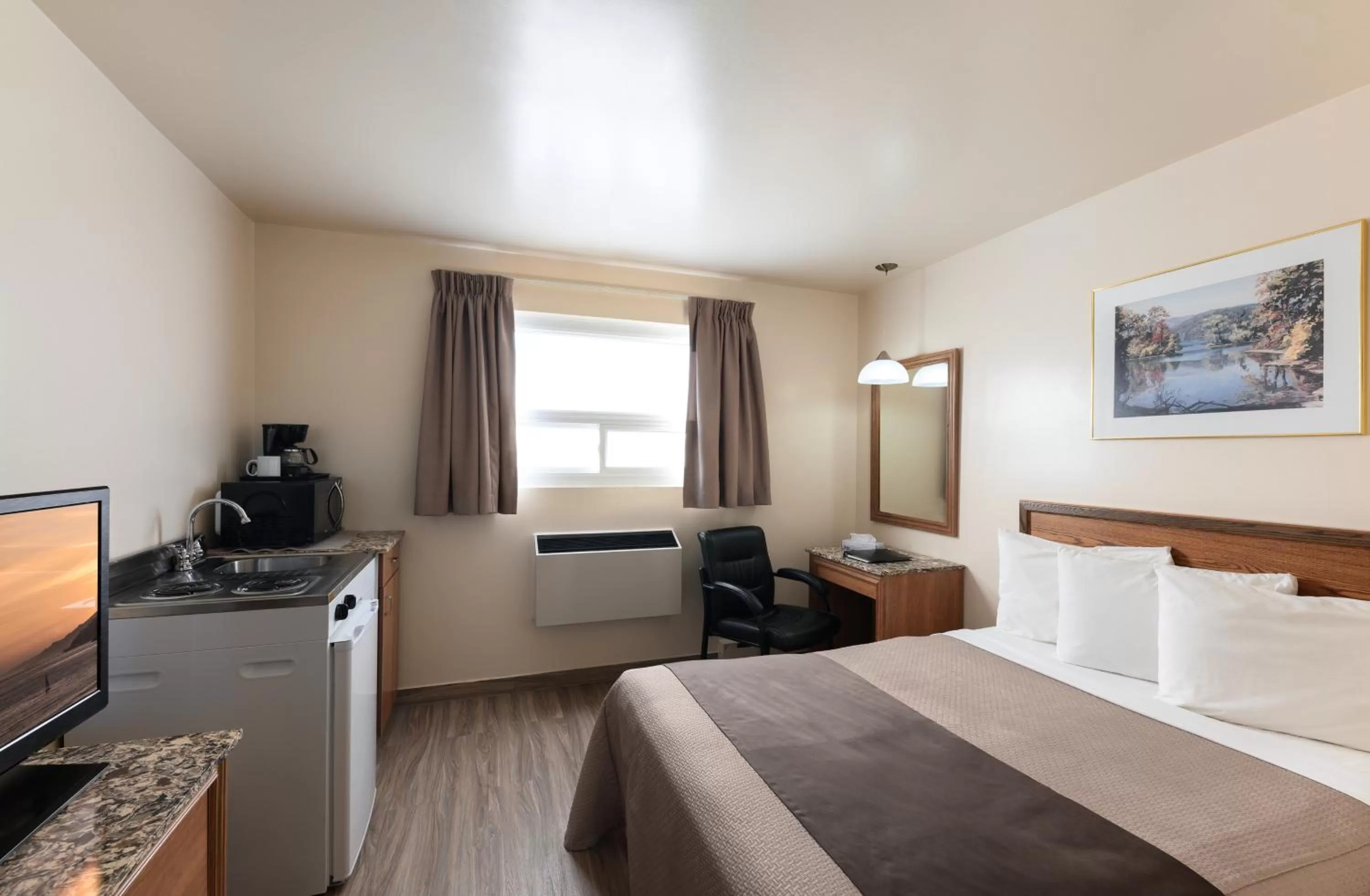 Photo of the whole room, Bed in Newmarket Inn