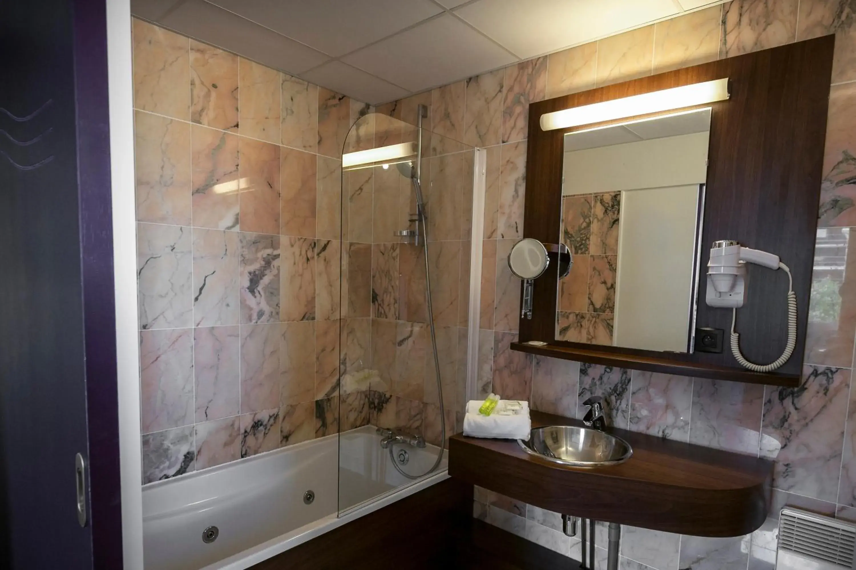 Bathroom in Brit Hotel Rennes Le Castel