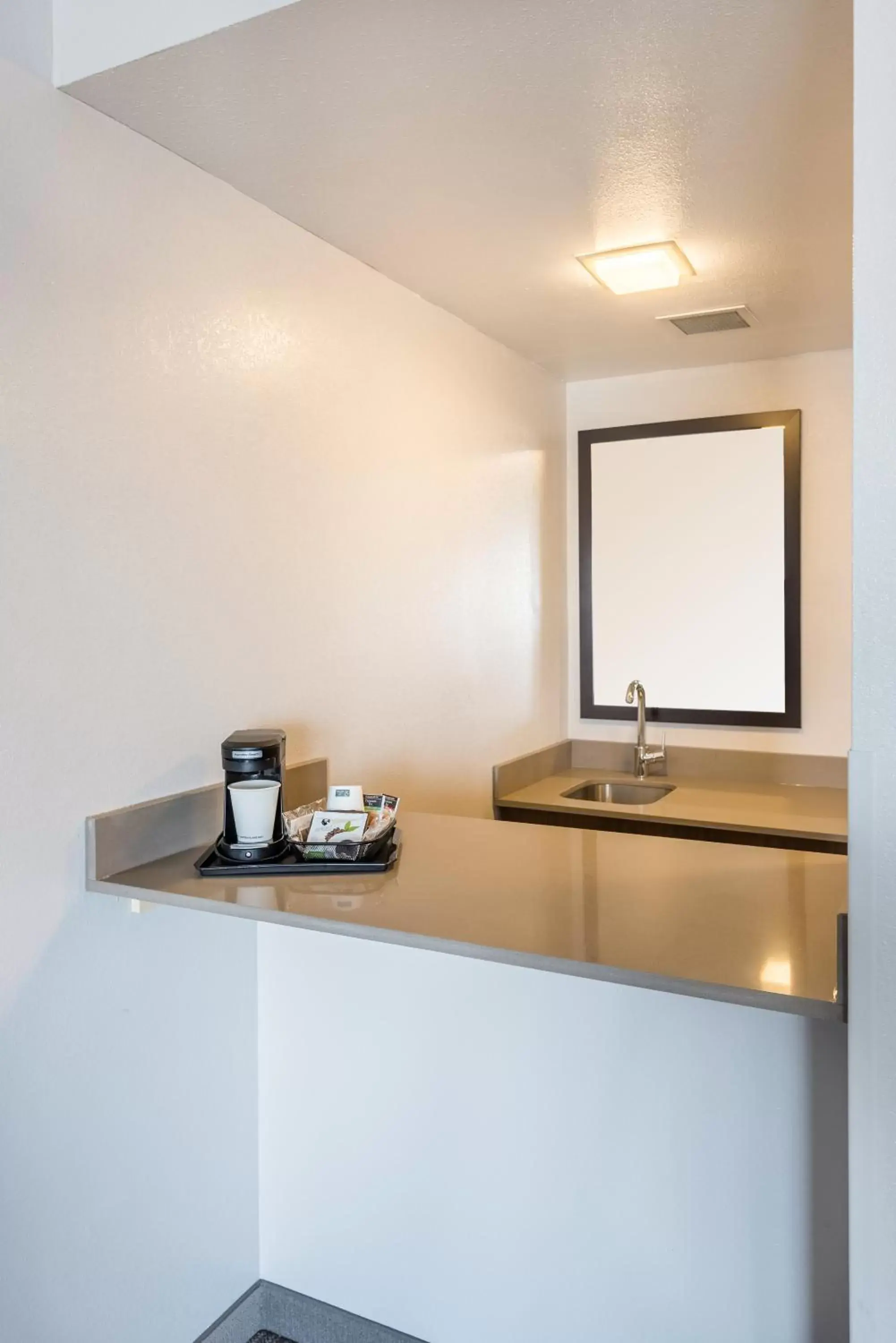 Coffee/tea facilities, Kitchen/Kitchenette in Country Inn & Suites by Radisson, Cookeville, TN