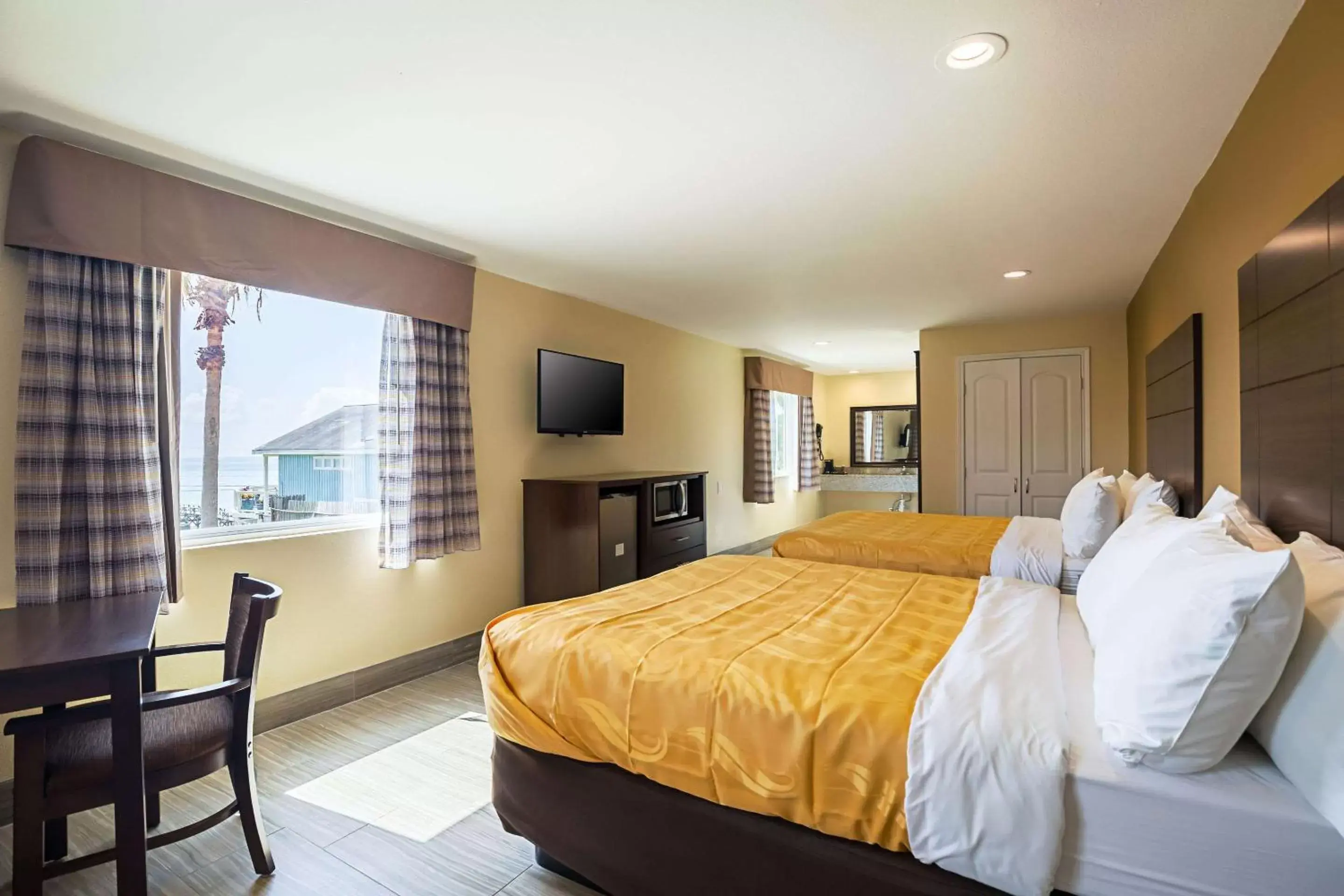 Photo of the whole room, Bed in Quality Inn Rockport on Aransas Bay