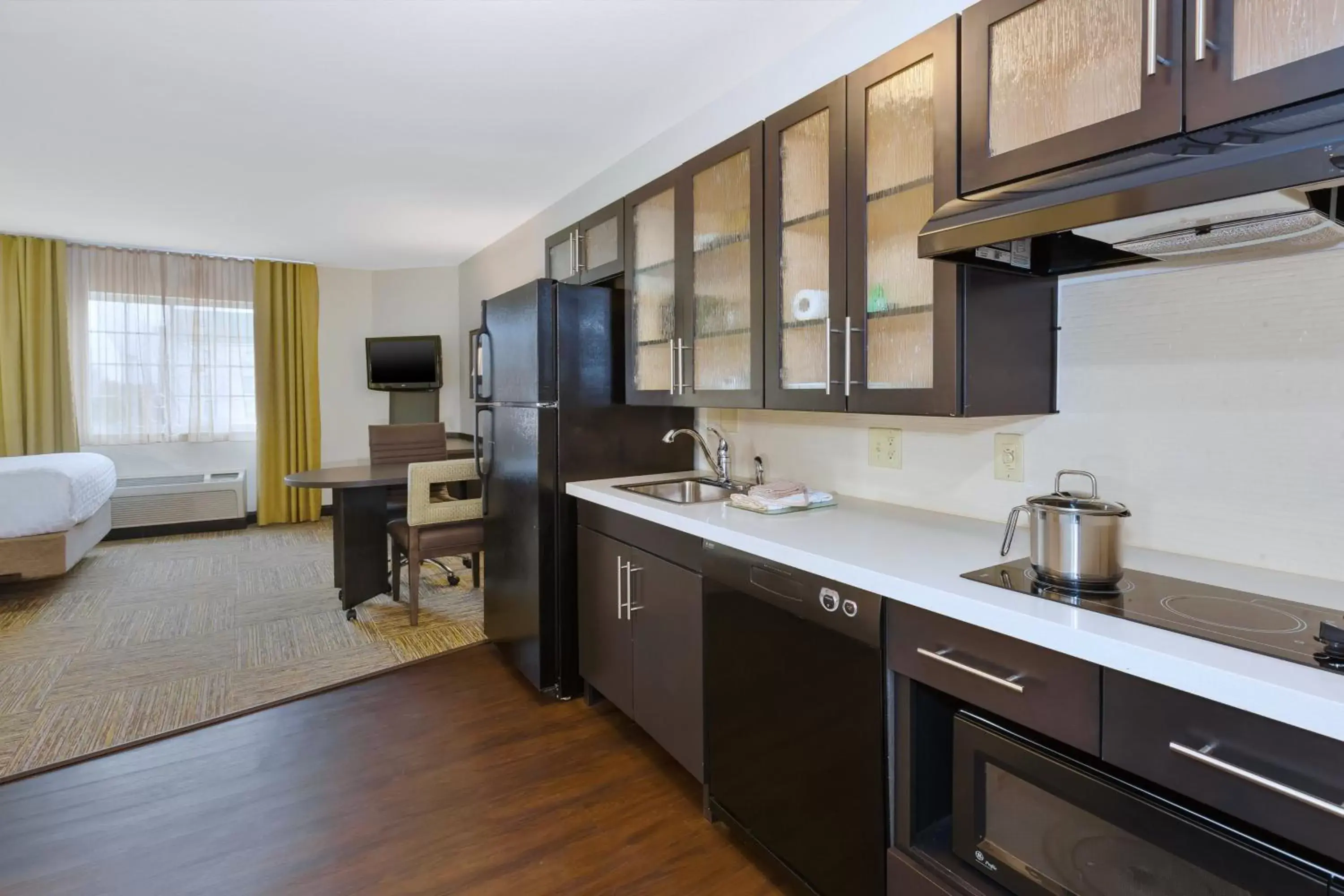 Bedroom, Kitchen/Kitchenette in Candlewood Suites Polaris, an IHG Hotel