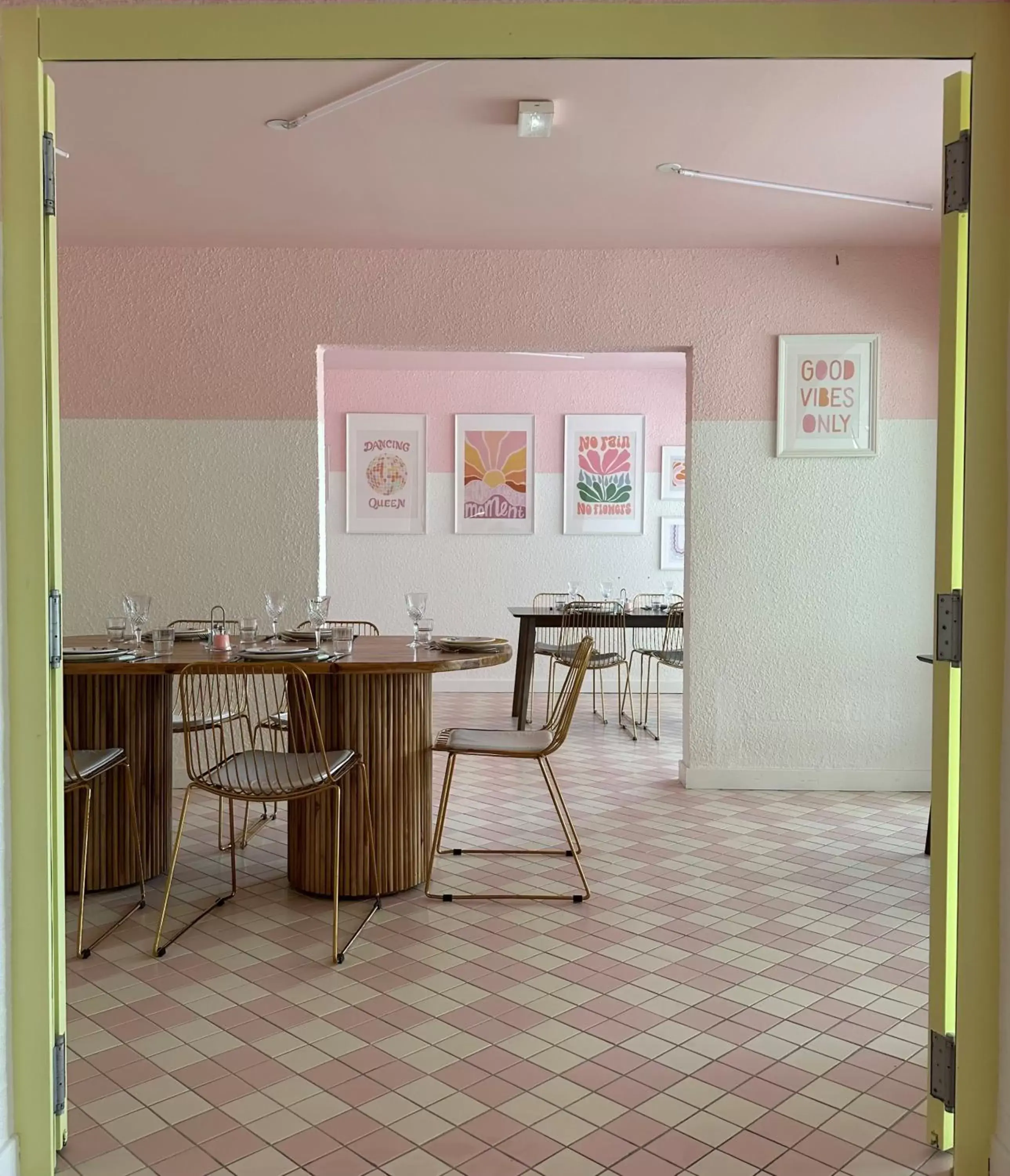 Dining area in greet hôtel Pont du Gard - Route d'Avignon