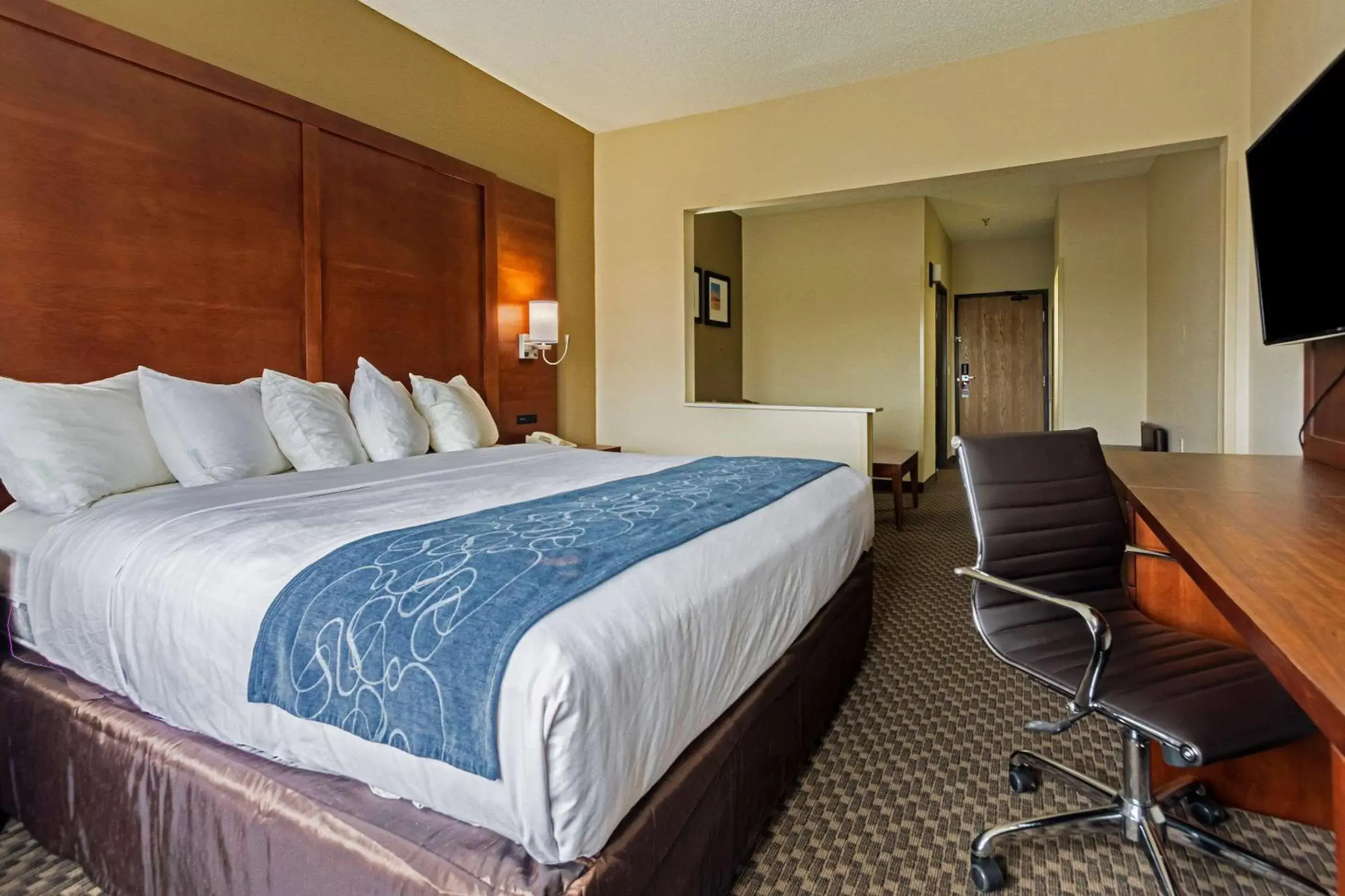 Photo of the whole room, Bed in Comfort Suites University Las Cruces