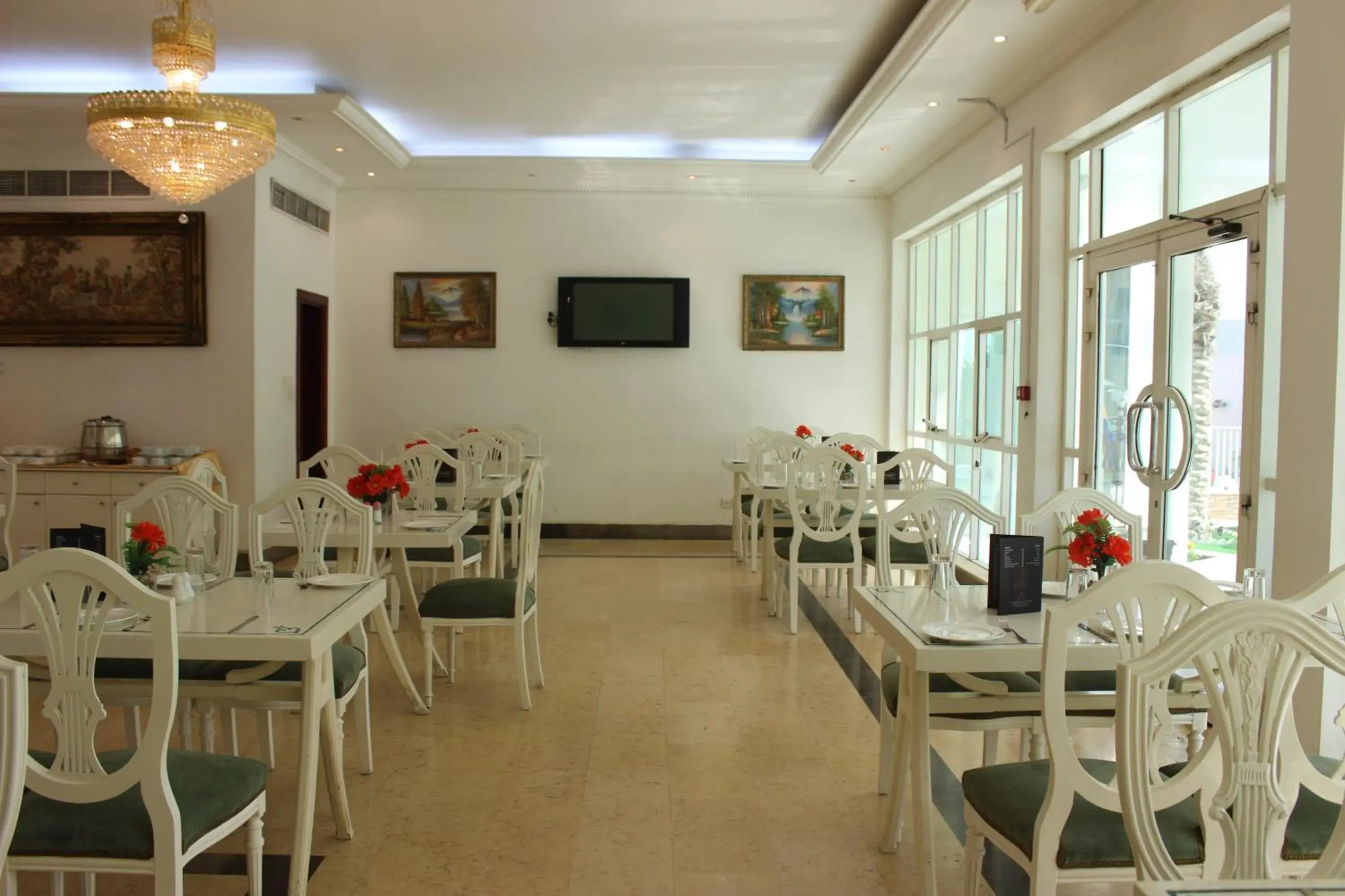 Restaurant/places to eat in Royal Residence Hotel Apartments Restaurant/places to eat in Royal Residence Hotel Apartments