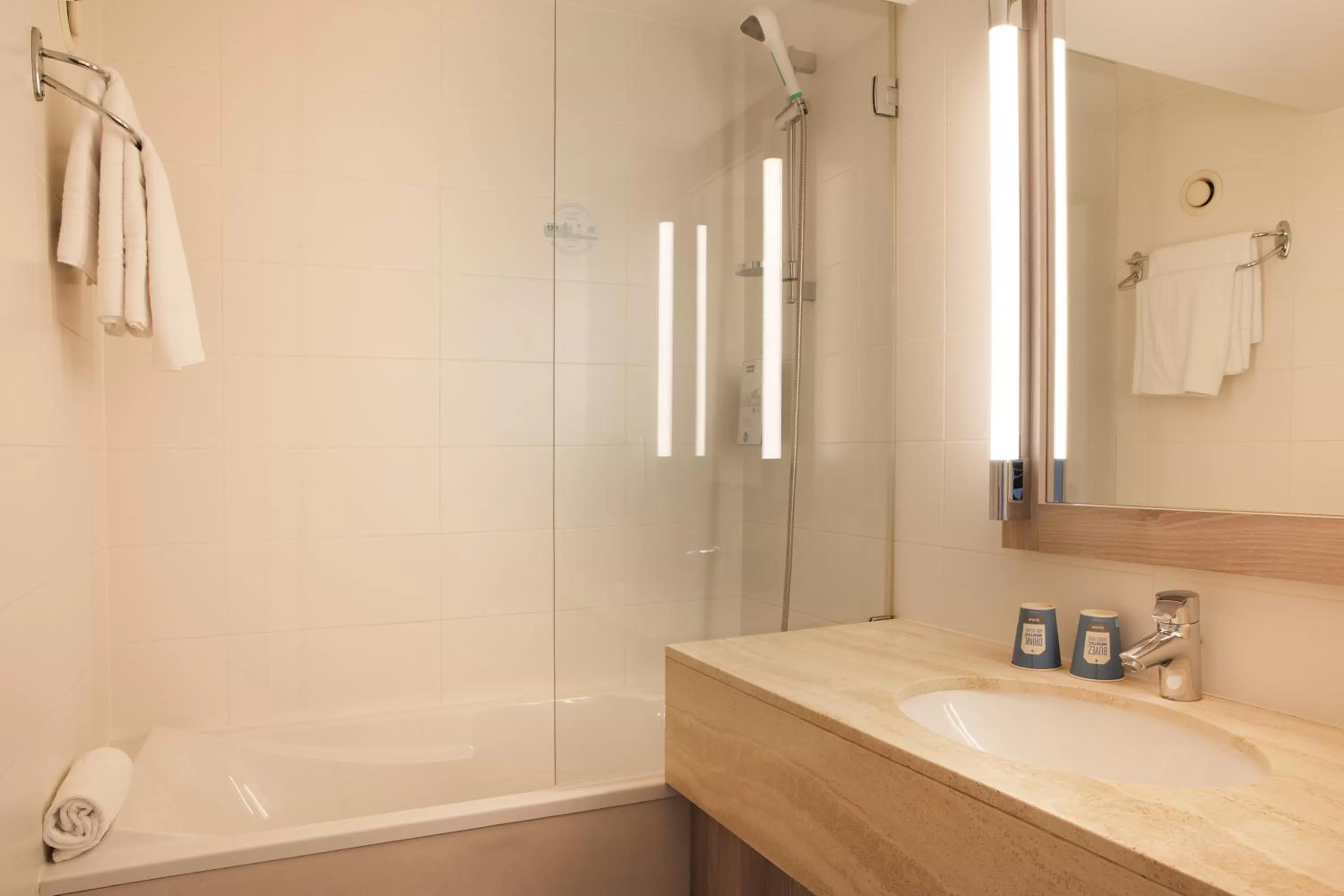 Bathroom in Kyriad Paris Est - Bois de Vincennes