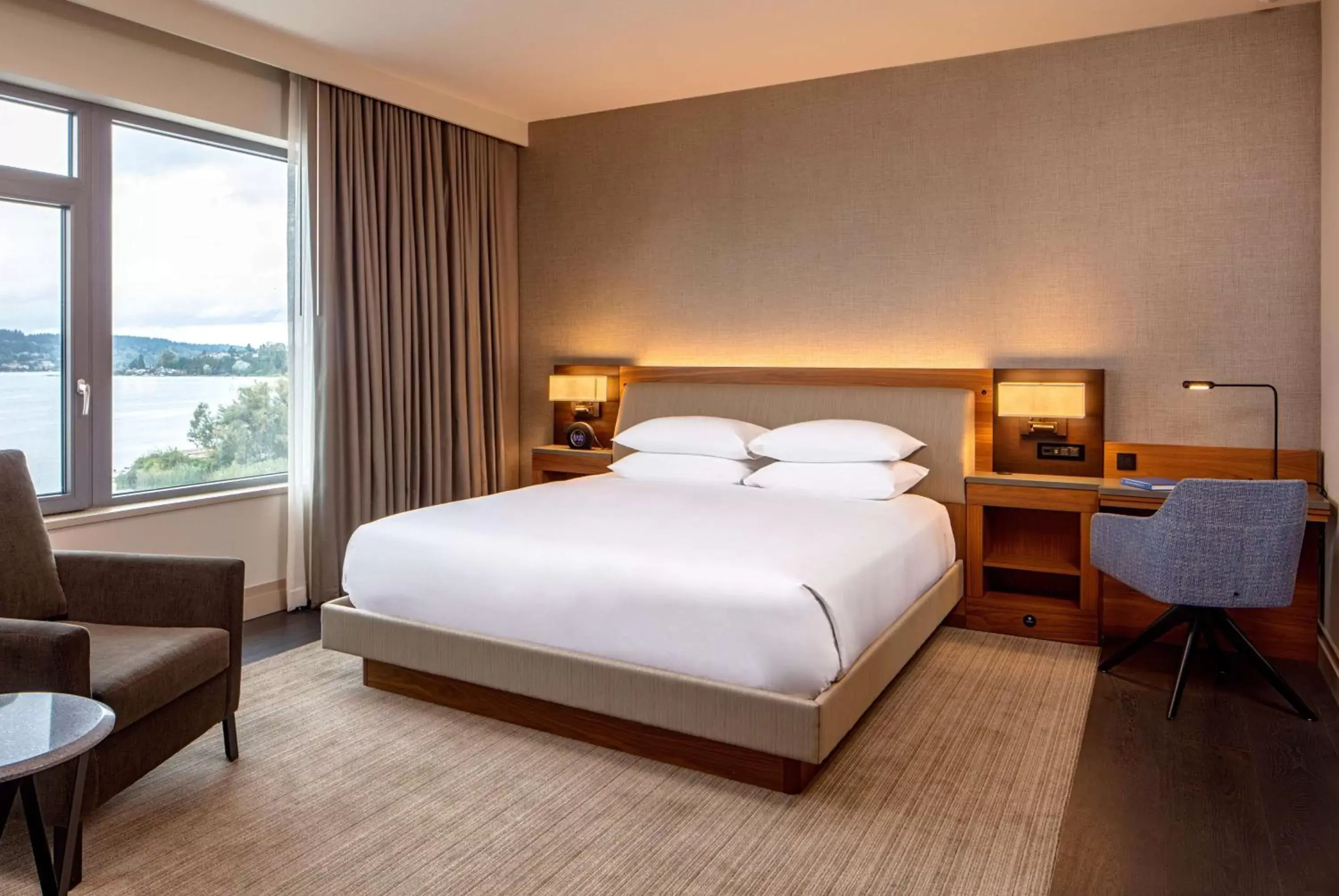 Photo of the whole room, Bed in Hyatt Regency Lake Washington at Seattle's Southport