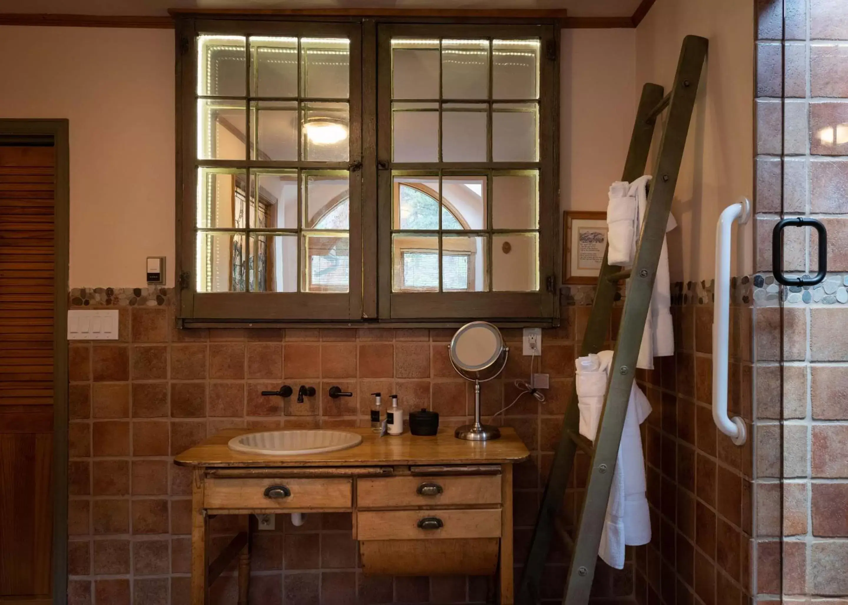 Bathroom in Romantic RiverSong Inn