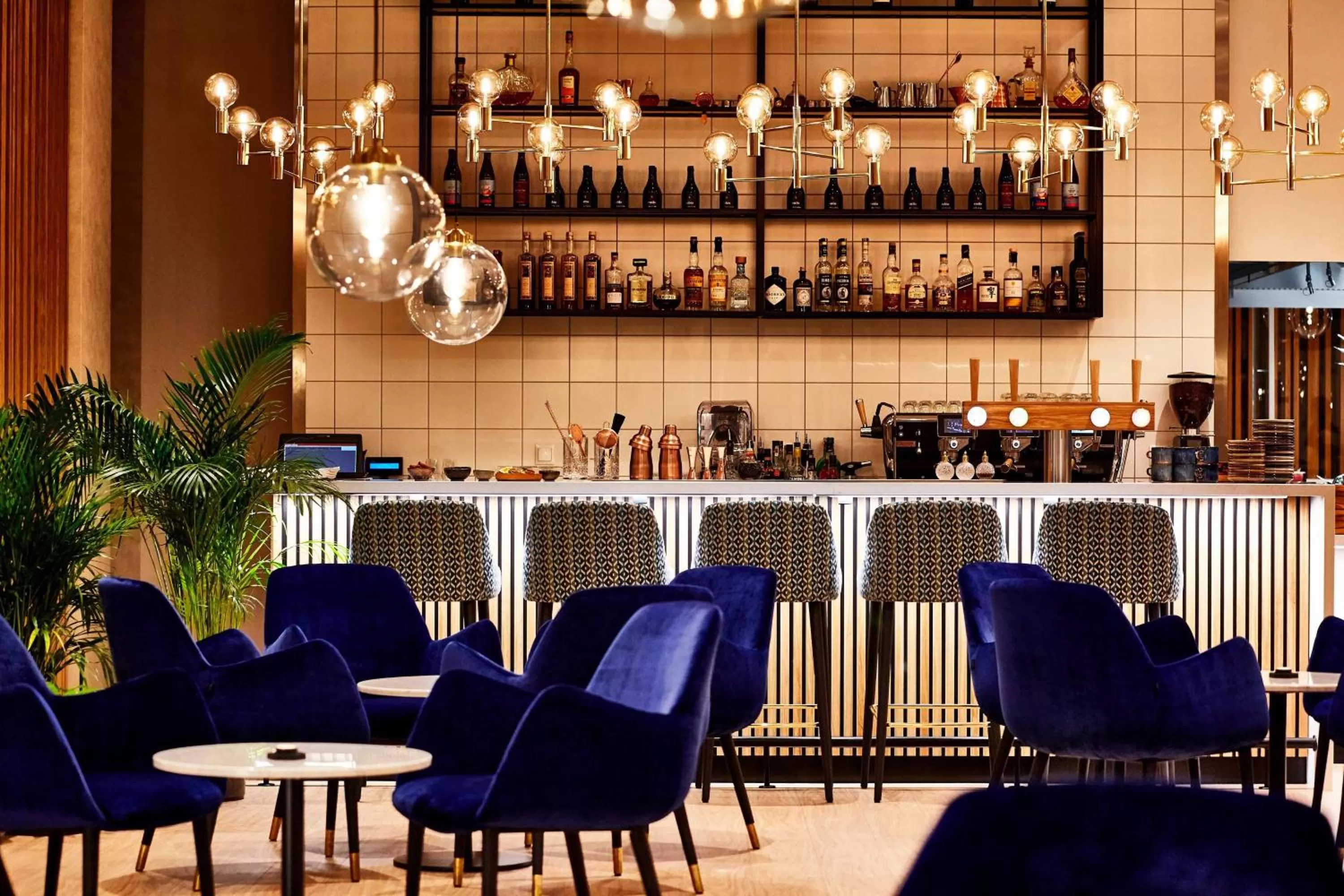 Restaurant/places to eat, Lounge/Bar in Warsaw Marriott Hotel