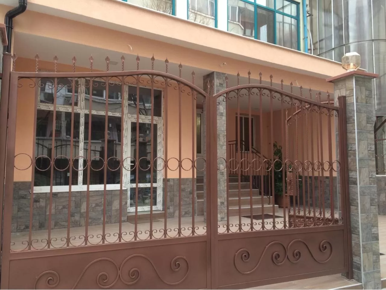 Property building in White Rose Guest Rooms