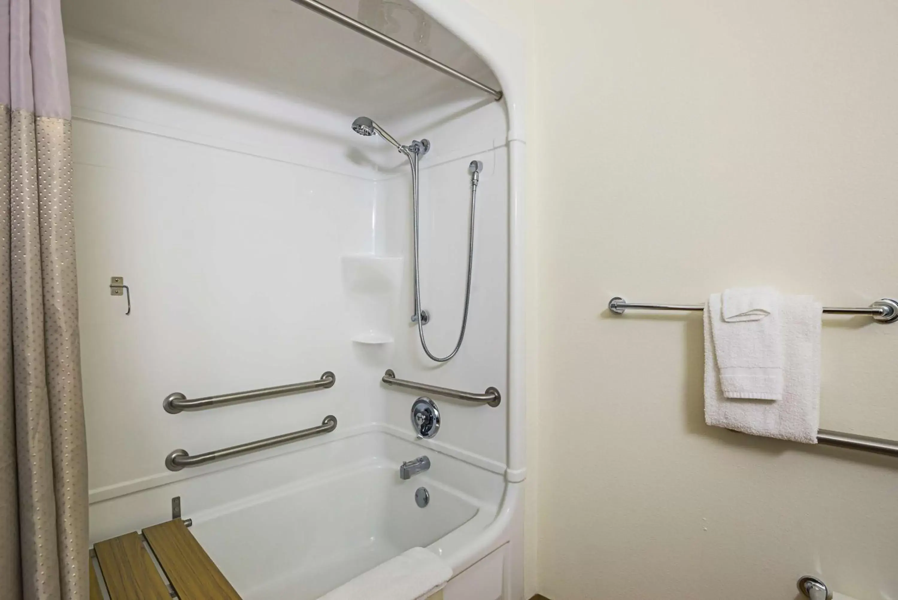 Shower, Bathroom in Motel 6-Grand Island, NE