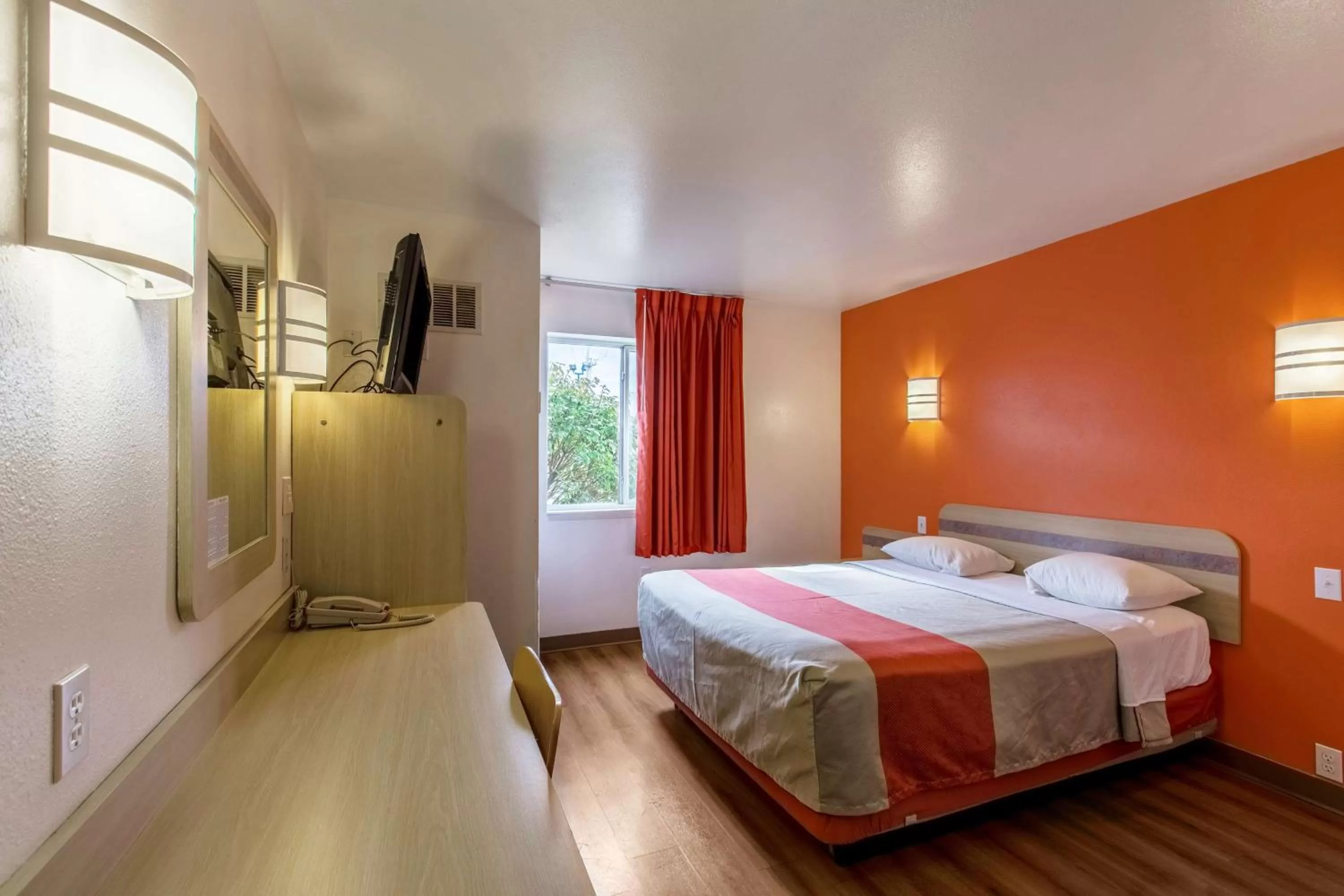 Bedroom, Bed in Motel 6-Baraboo, WI - Lake Delton-Wisconsin Dells