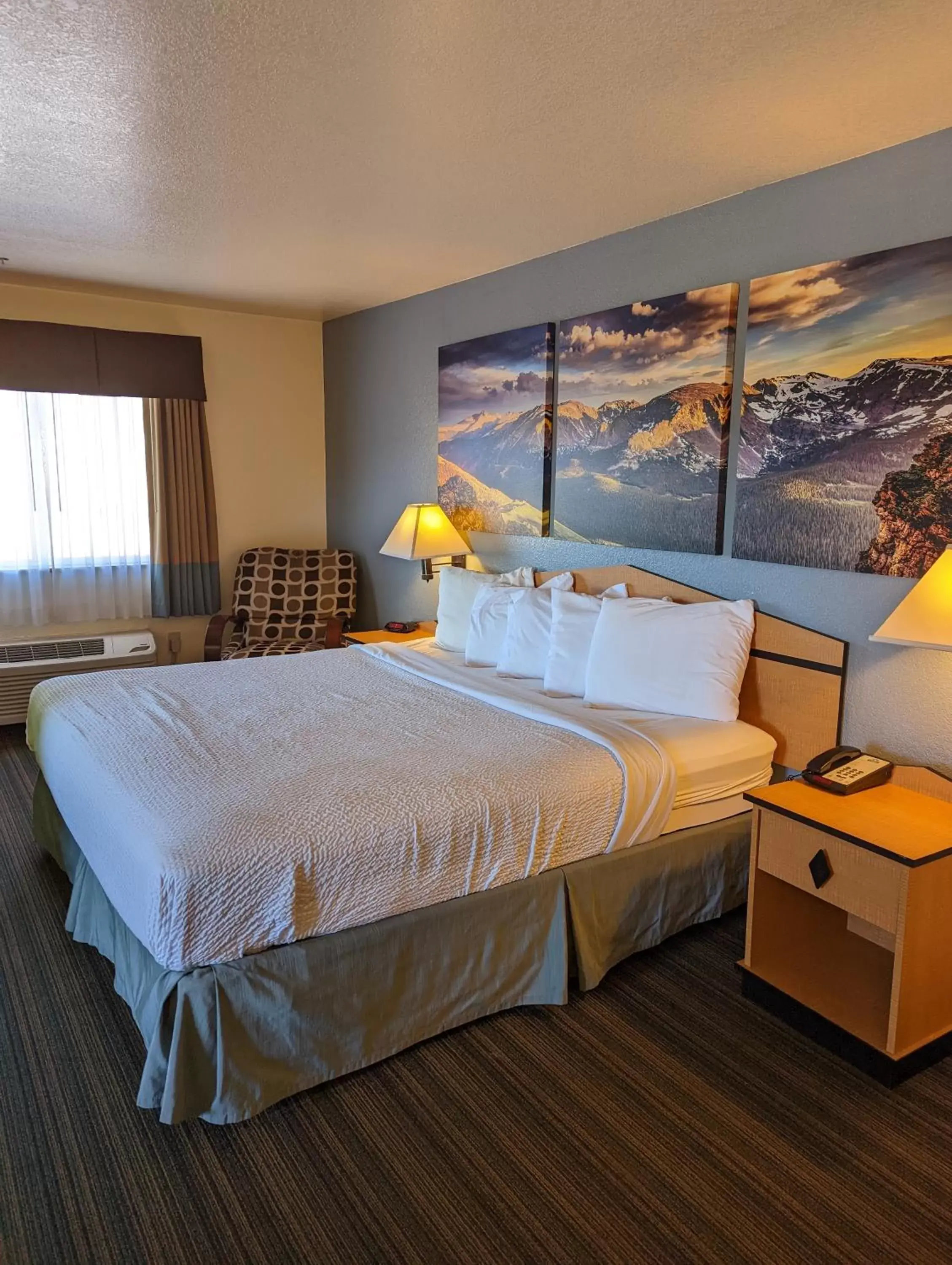 Bed in Days Inn & Suites by Wyndham Castle Rock