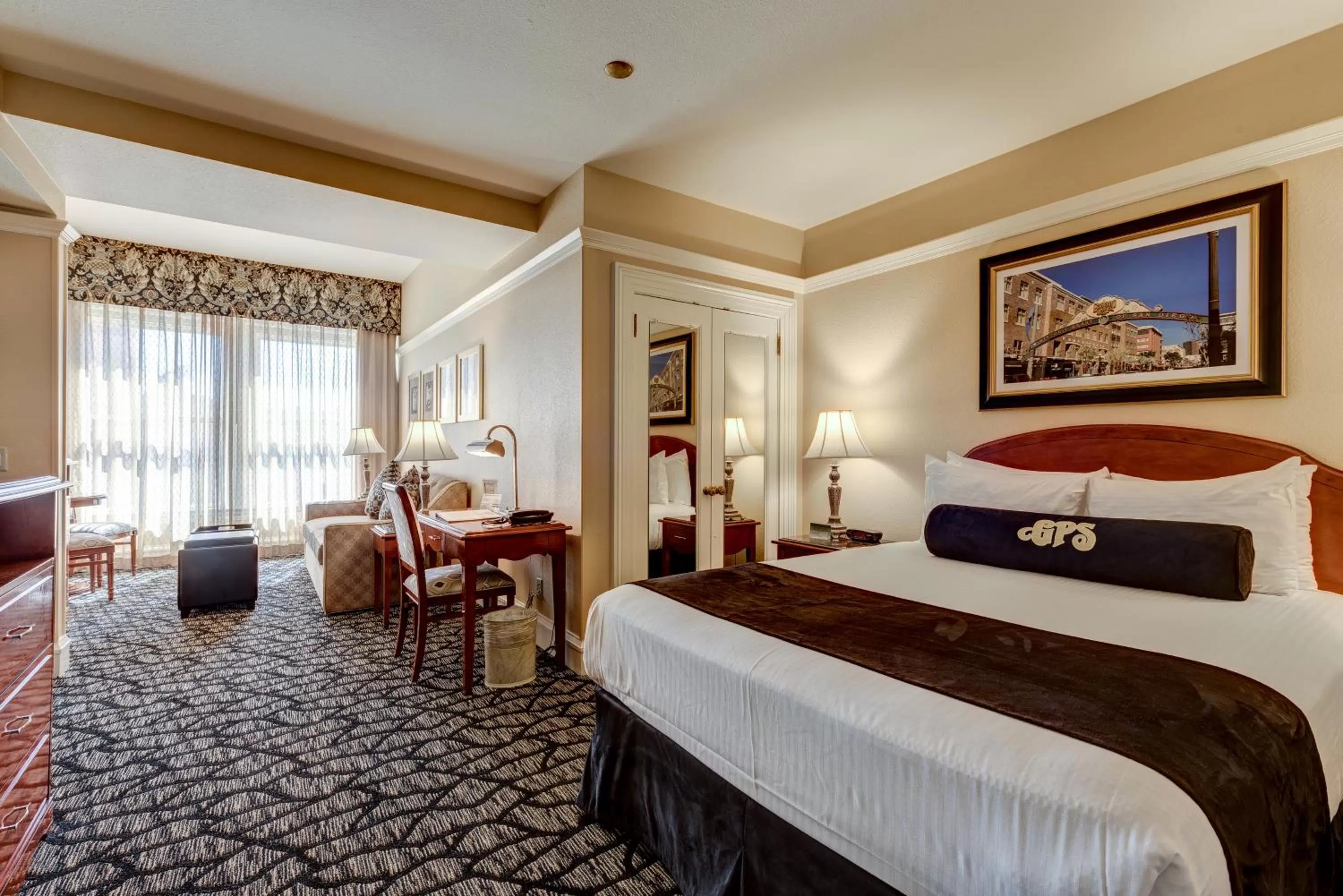 Photo of the whole room, Bed in Gaslamp Plaza Suites
