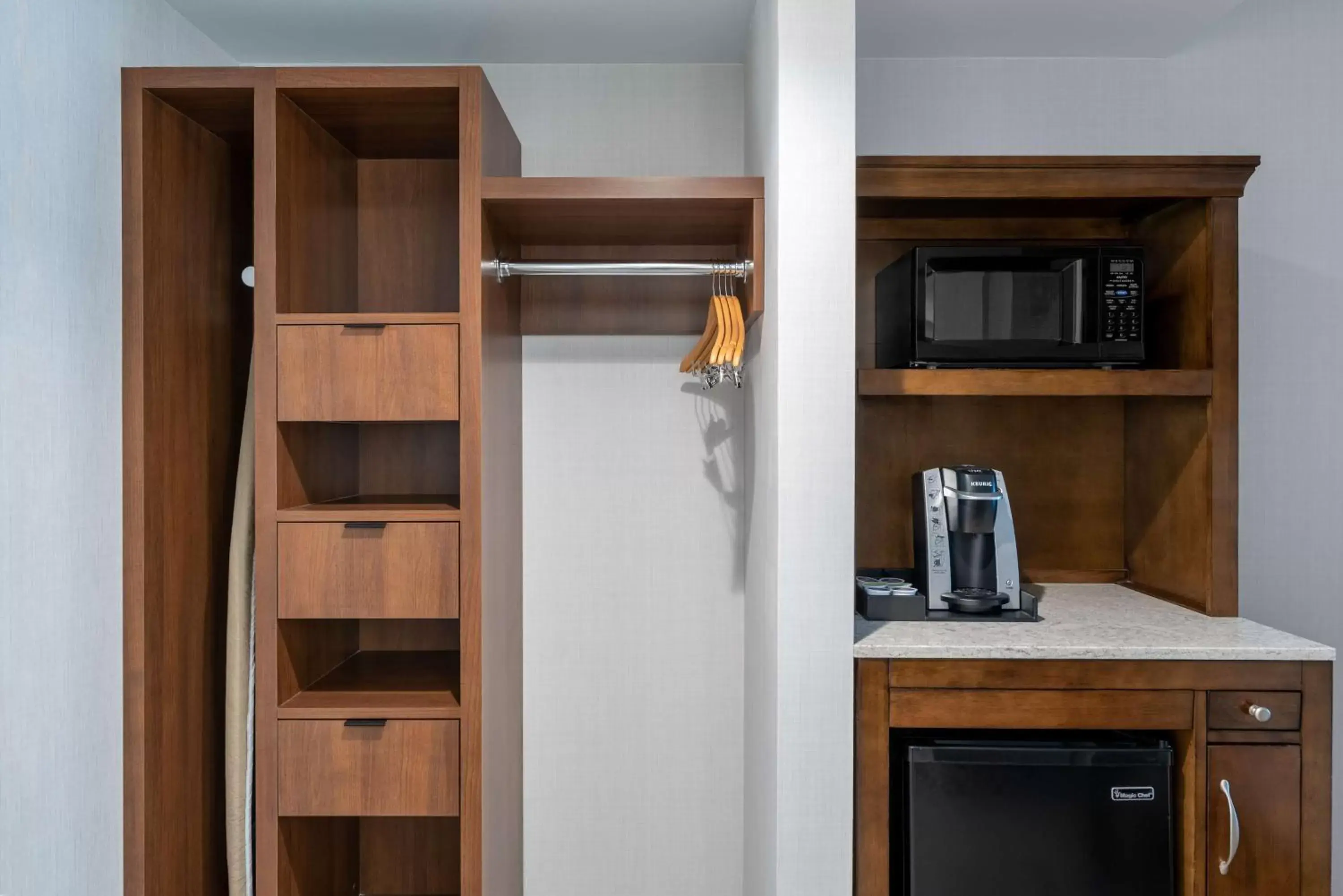 Photo of the whole room, Kitchen/Kitchenette in Hilton Garden Inn Arlington/Courthouse Plaza