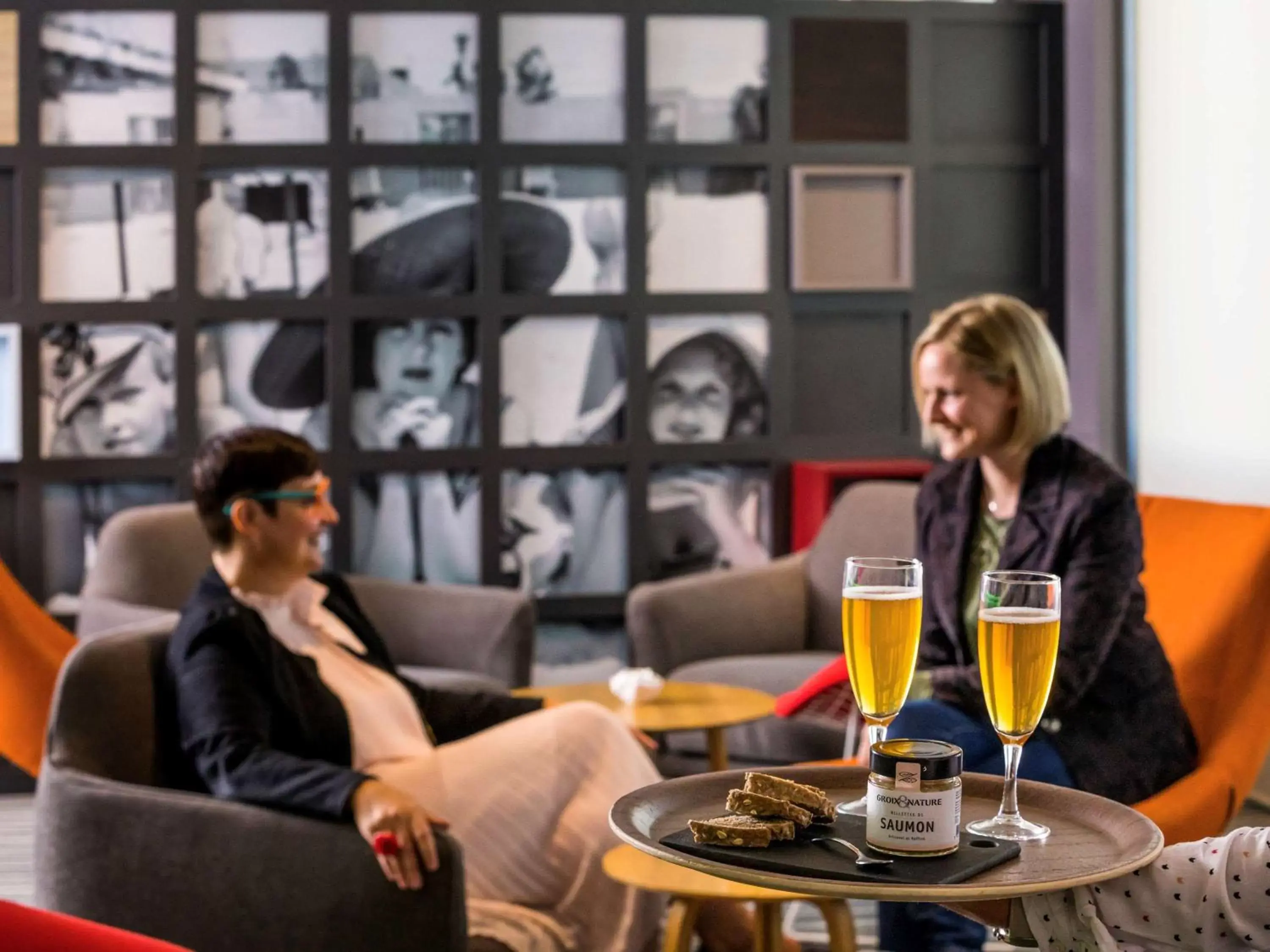 Lounge or bar in Mercure Honfleur