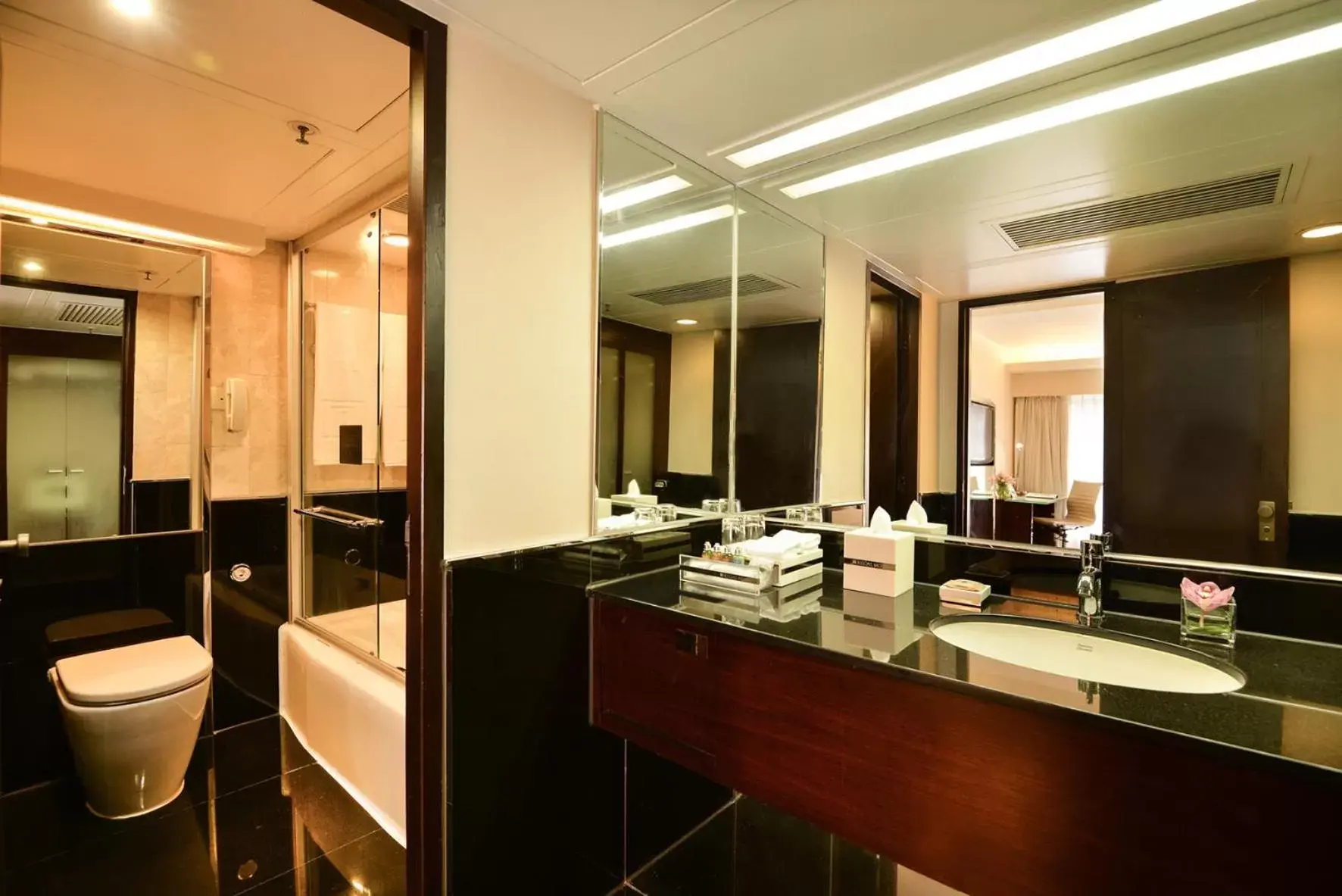 Bathroom in Regal Kowloon Hotel