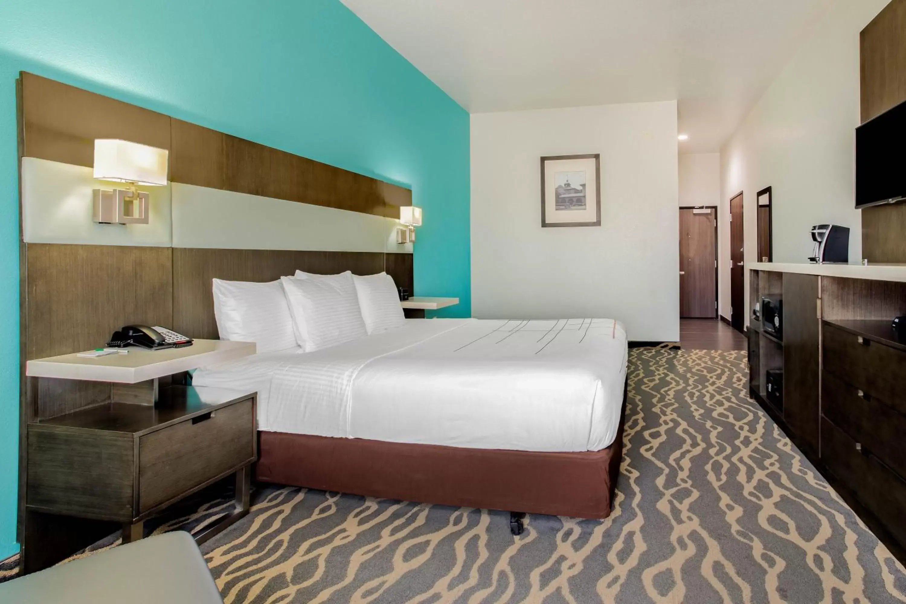 Bedroom, Bed in La Quinta Inn & Suites by Wyndham Northlake Ft. Worth