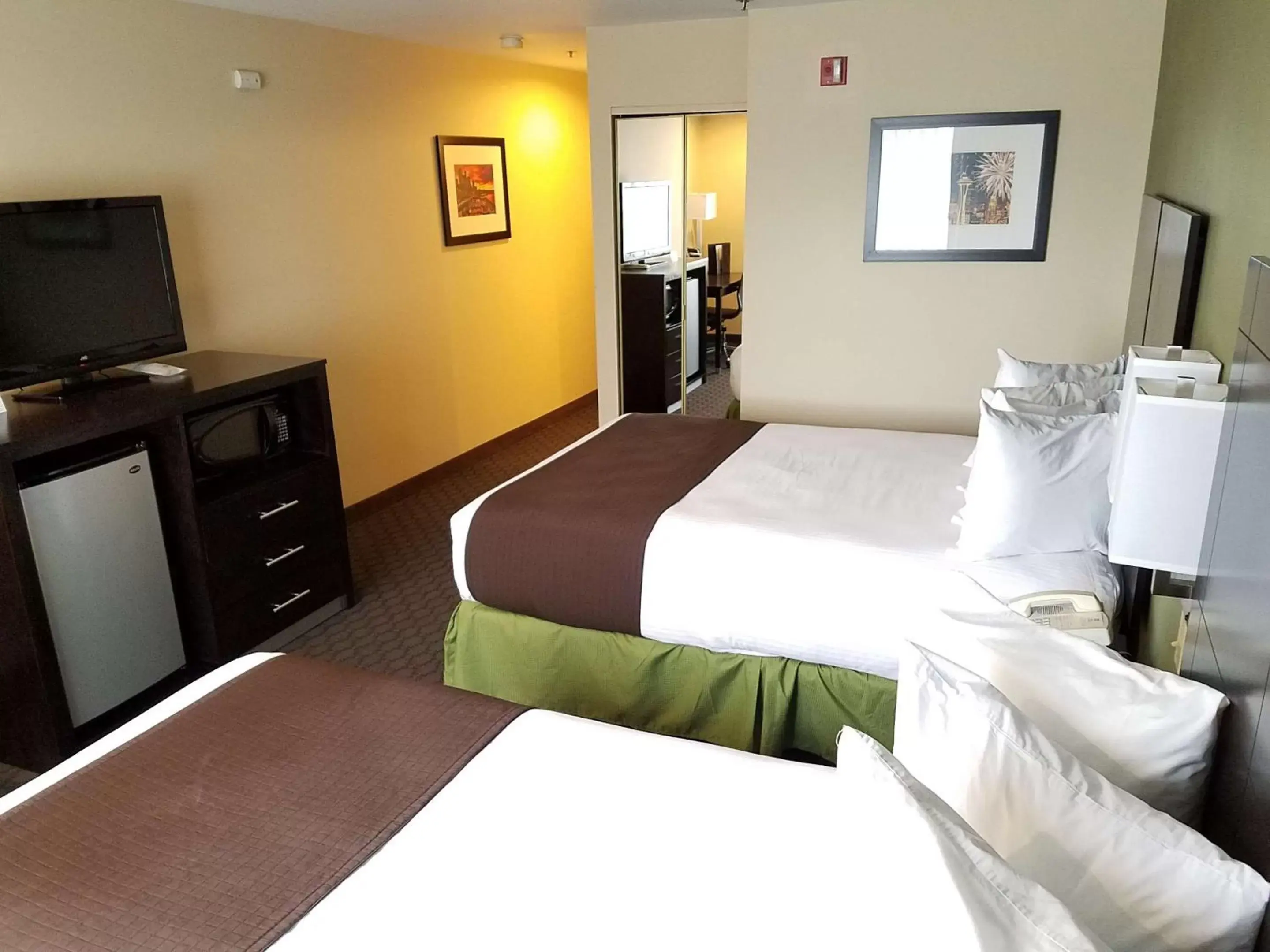 Photo of the whole room, Bed in Best Western Sky Valley Inn