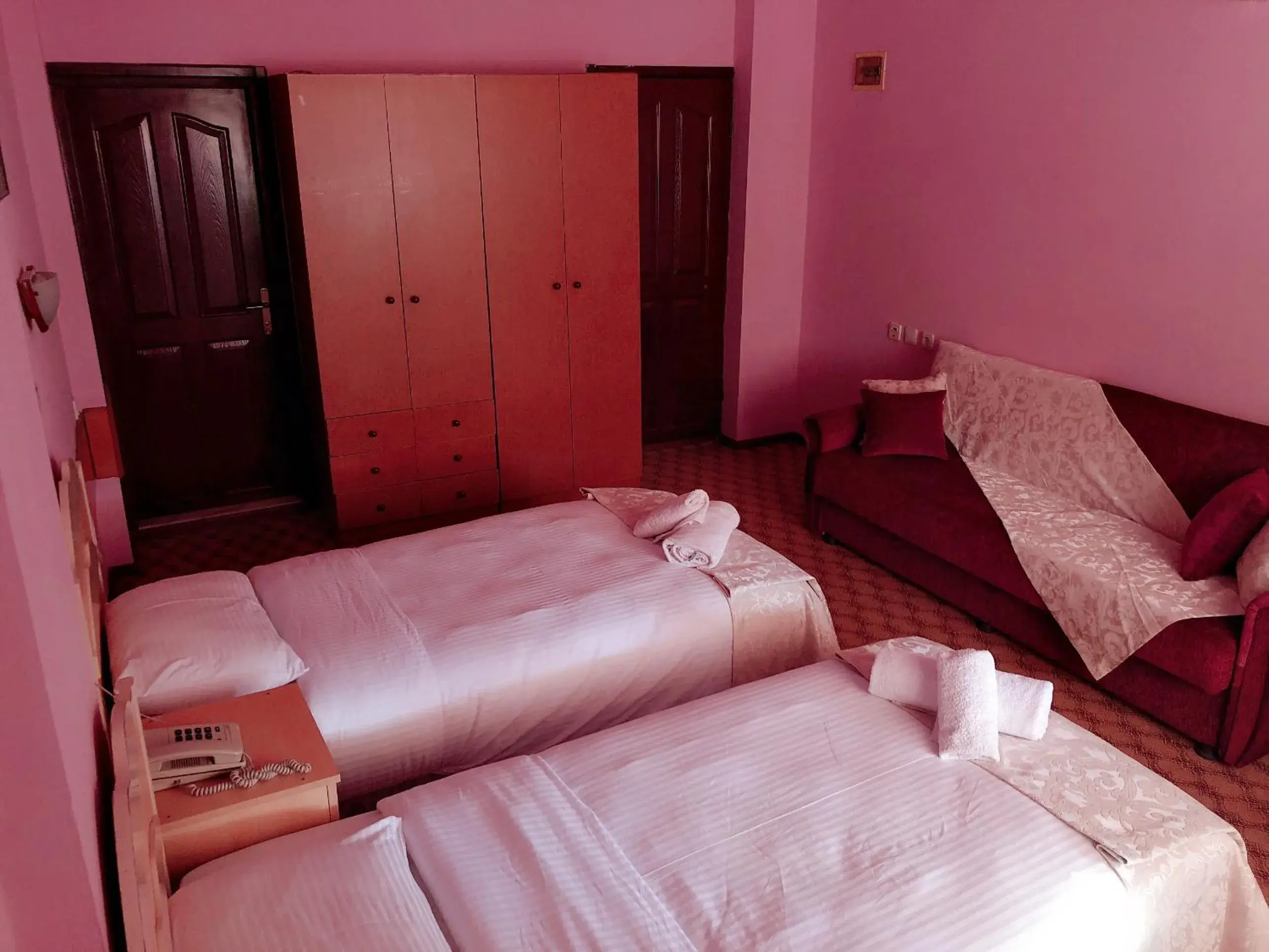 Shower, Bed in Hotel Karyatit Kaleici