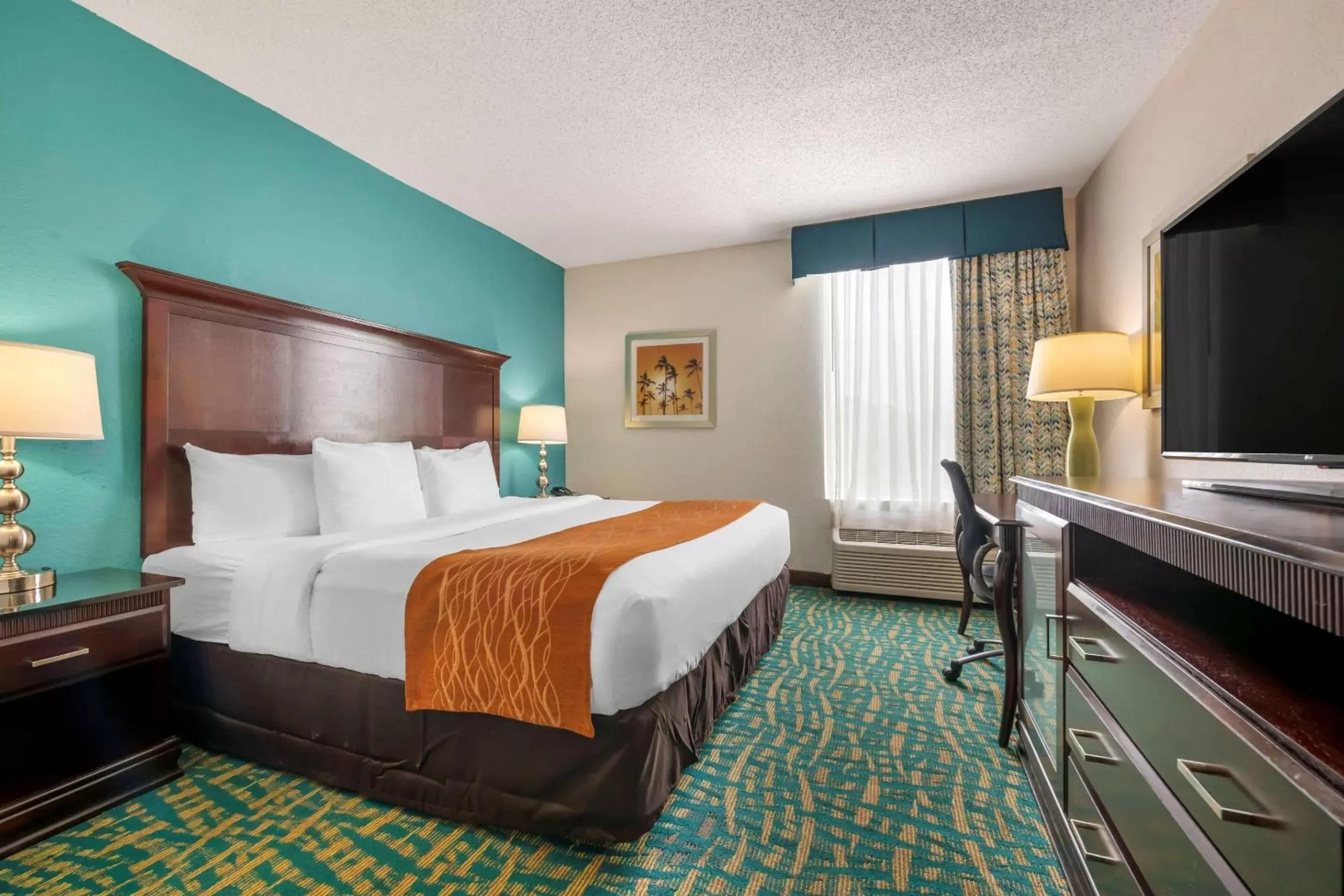 Photo of the whole room, Bed in Comfort Inn & Suites Fort Lauderdale West Turnpike