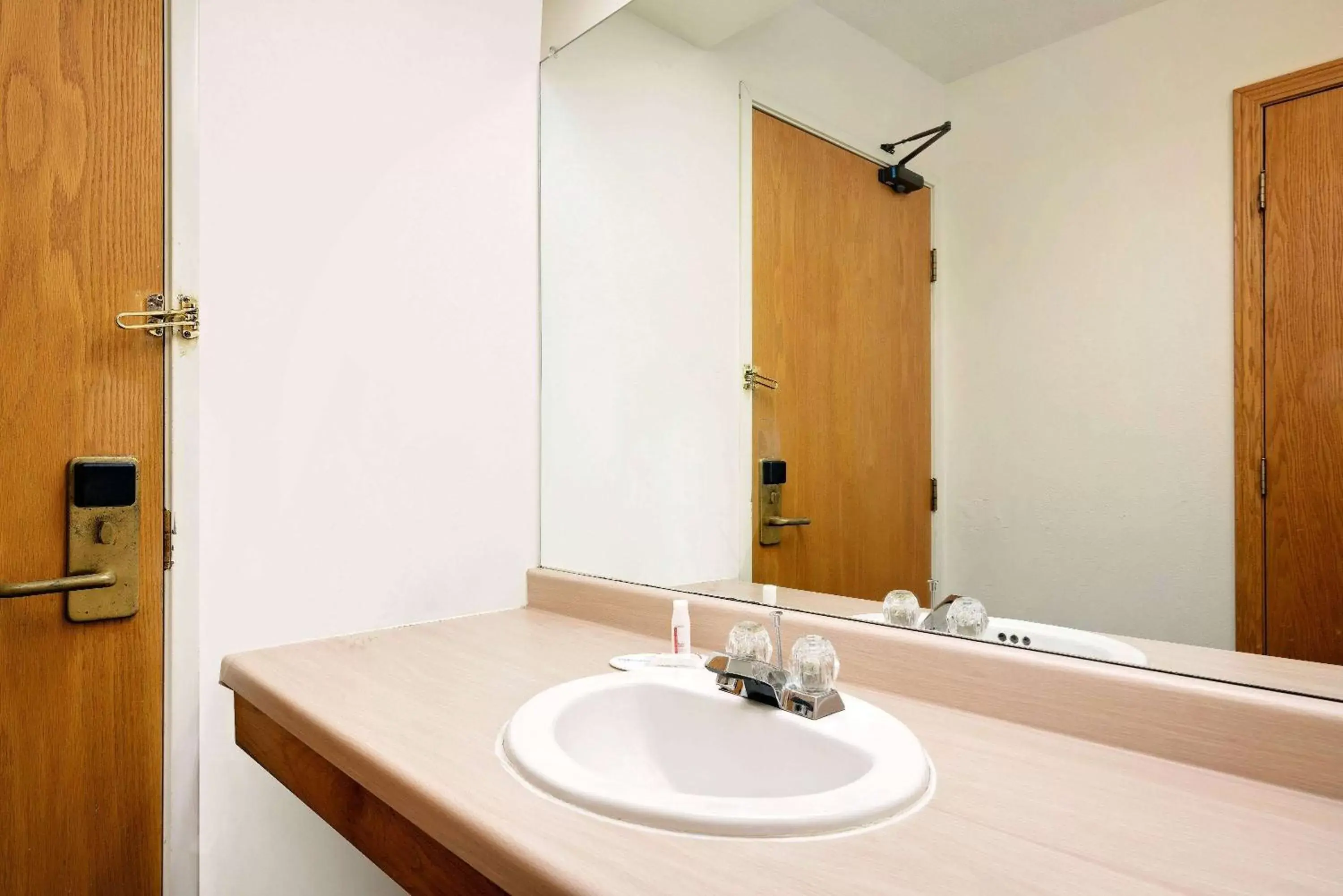 TV and multimedia, Bathroom in Super 8 by Wyndham Mauston