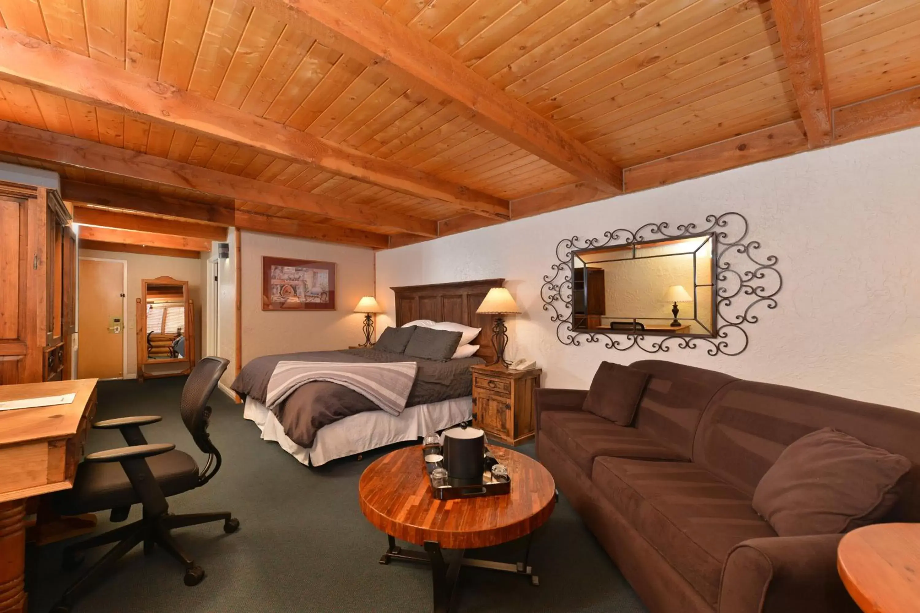 Photo of the whole room, Seating Area in The Boulder Creek Lodge