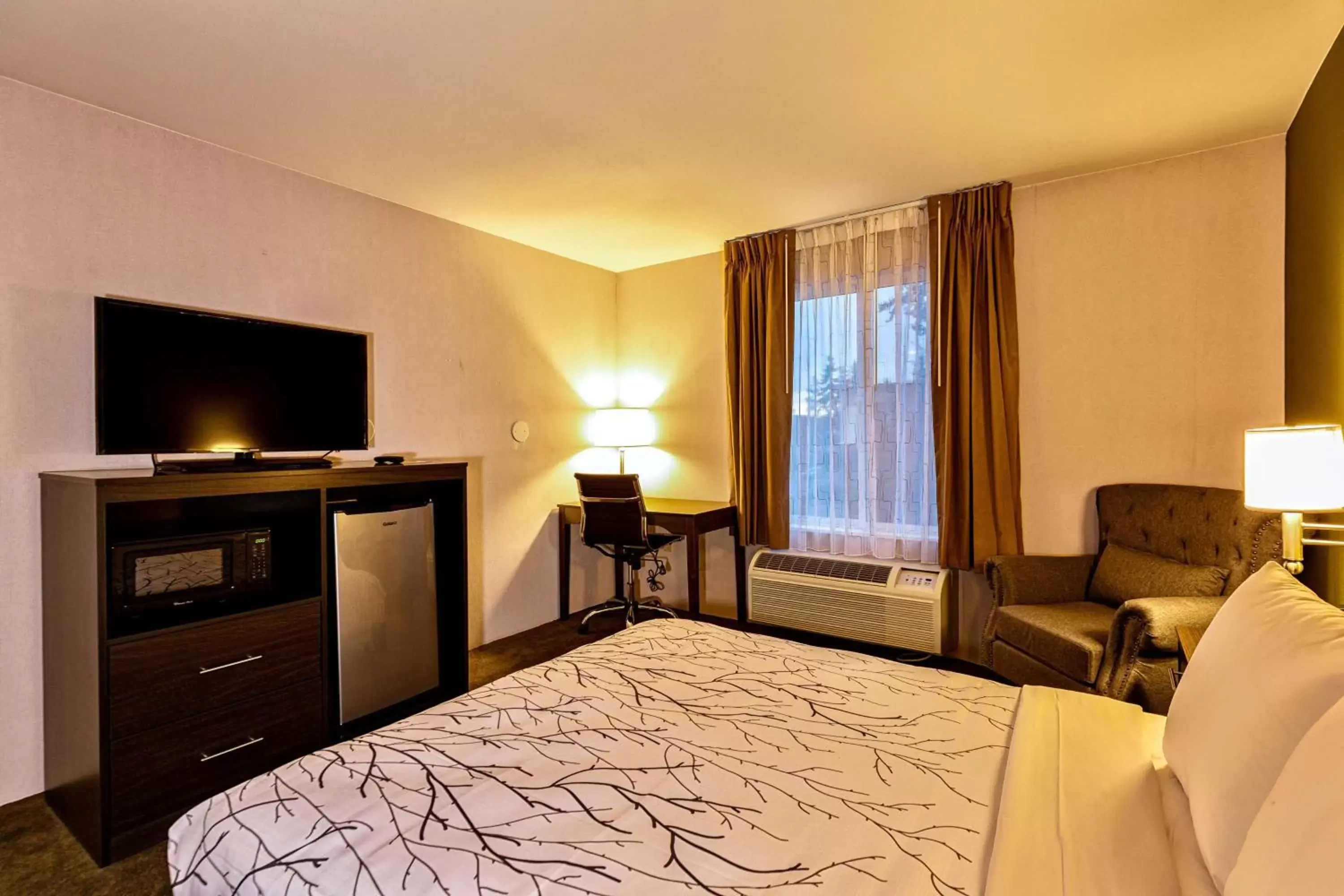 Bedroom, Bed in SureStay Plus Hotel by Best Western SeaTac Airport