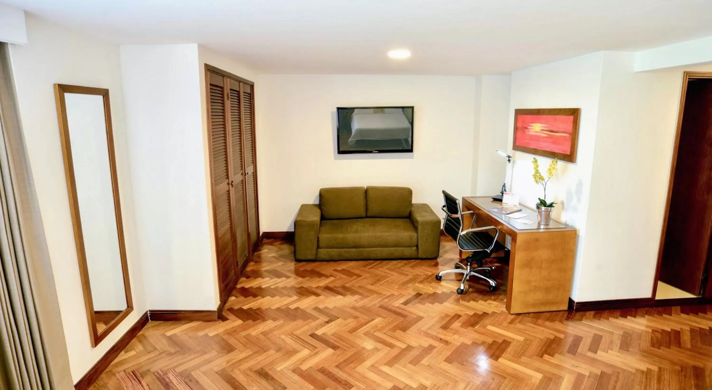 Photo of the whole room, Seating Area in Leblón Suites Hotel