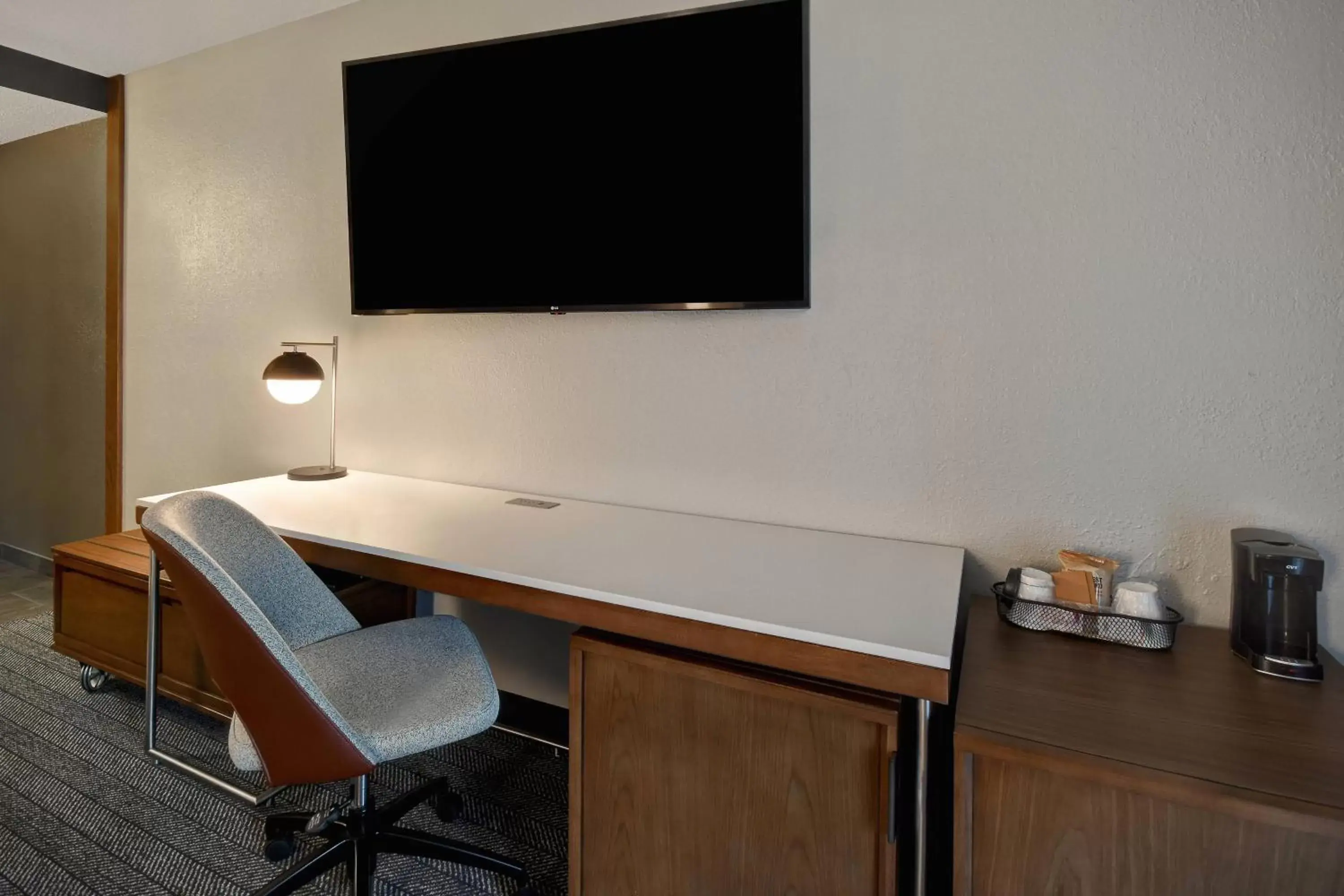 Photo of the whole room, TV/Entertainment Center in Courtyard by Marriott Cincinnati Airport