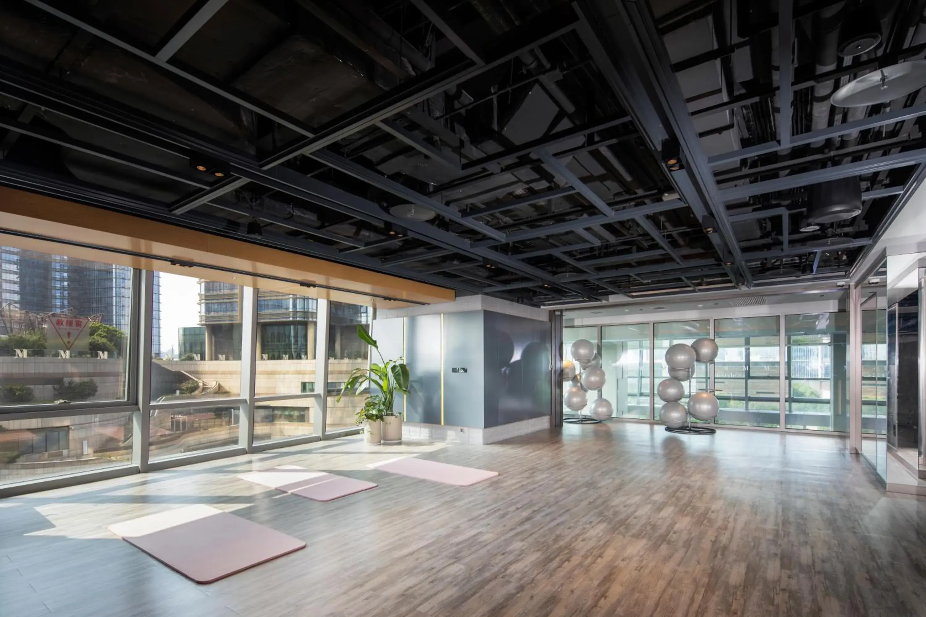 Fitness centre/facilities in M Social Hotel Suzhou Fitness centre/facilities in M Social Hotel Suzhou