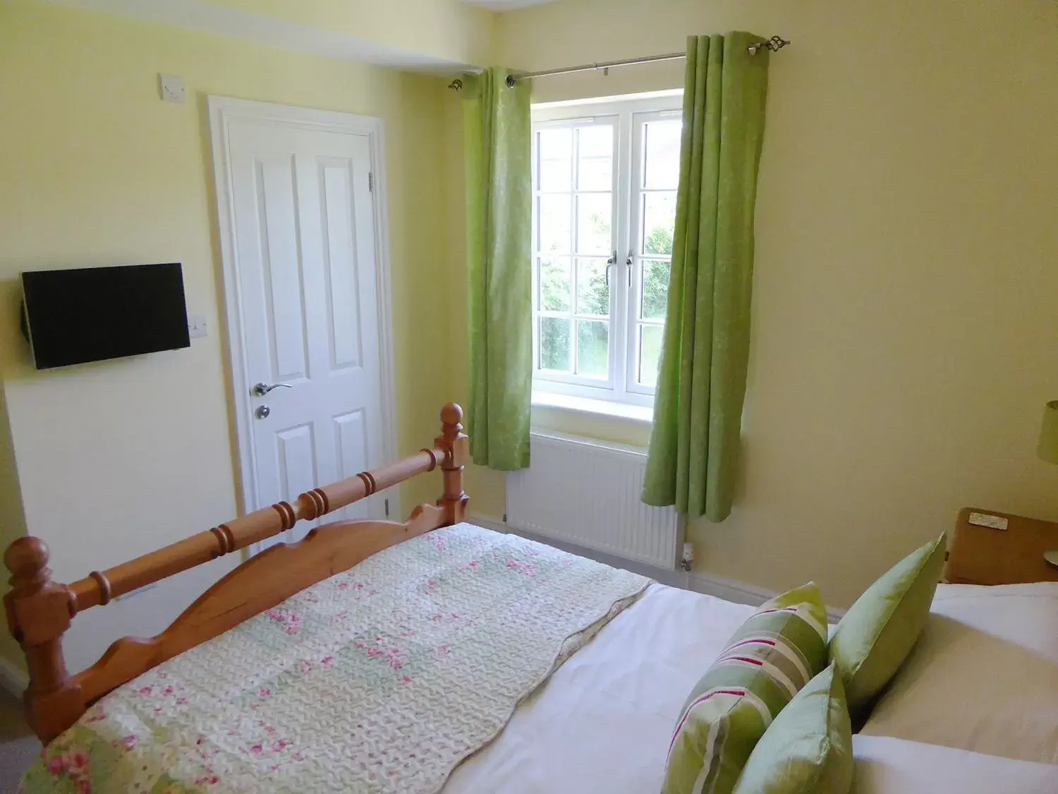 Photo of the whole room, Bed in Pump Cottage