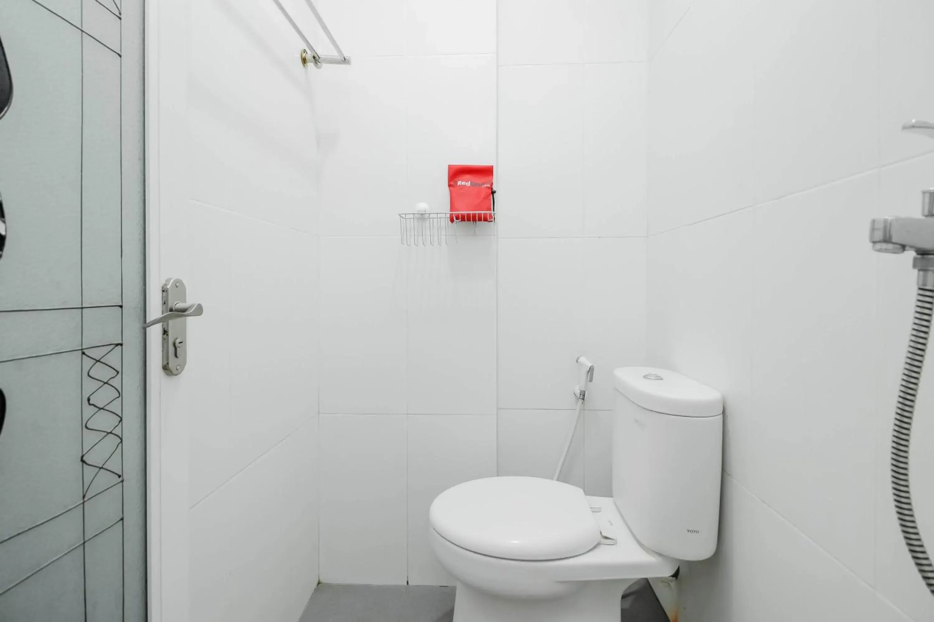 Bathroom in RedDoorz near Siloam Hospital Palembang