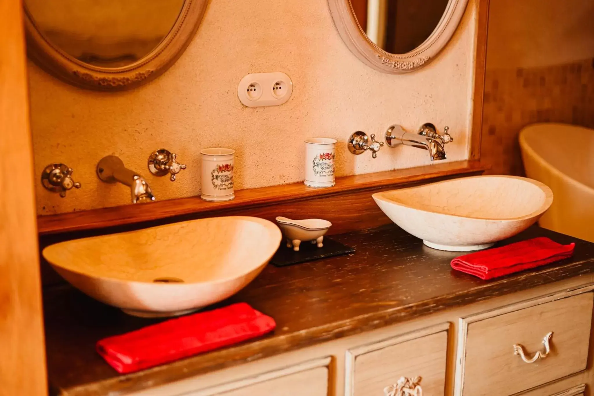 Bathroom in Demeure de la Carmine, sejour bien-etre d'exception, piscine, hammam, champagne