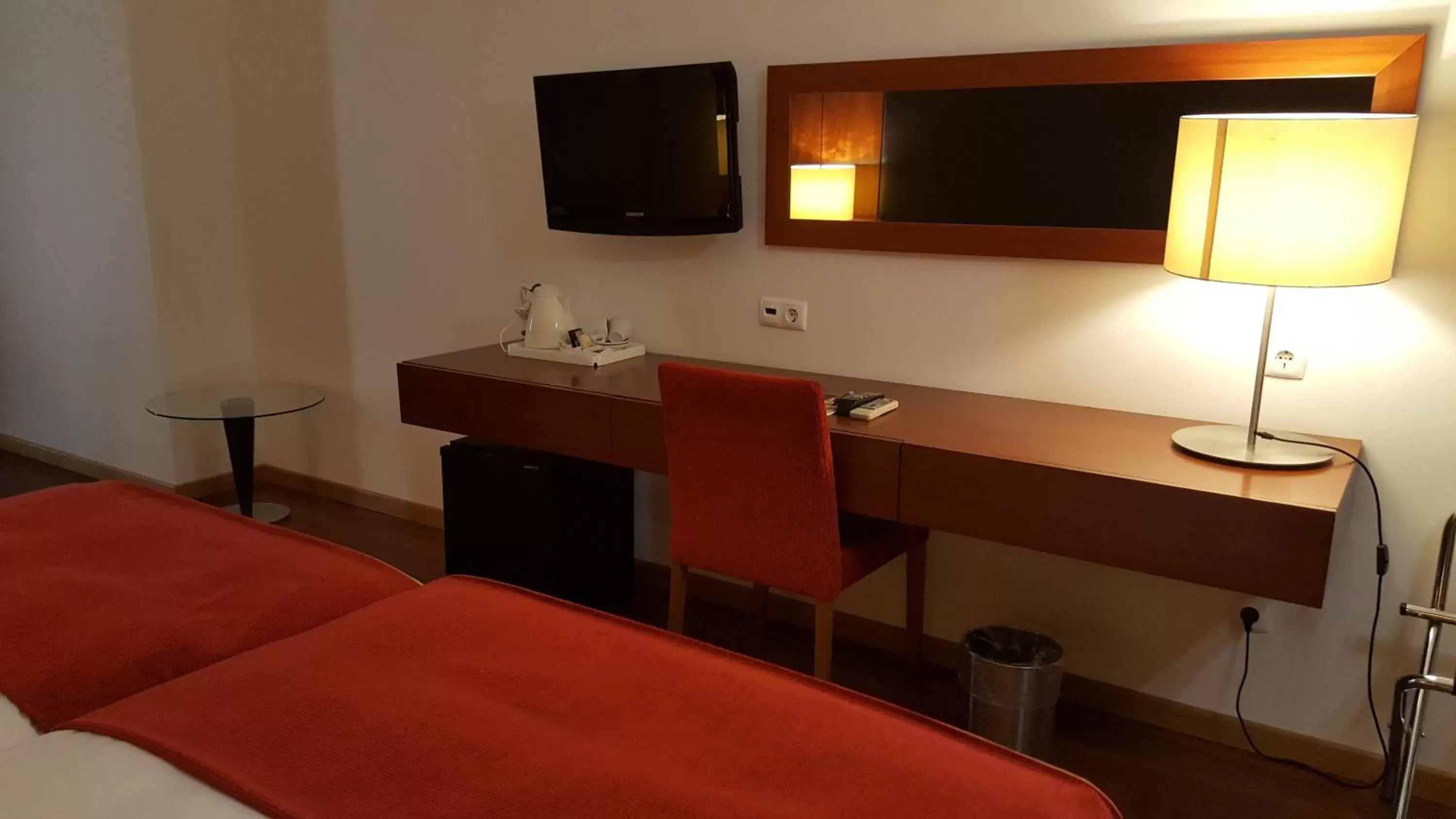 Bedroom, TV/Entertainment Center in Leziria Parque Hotel