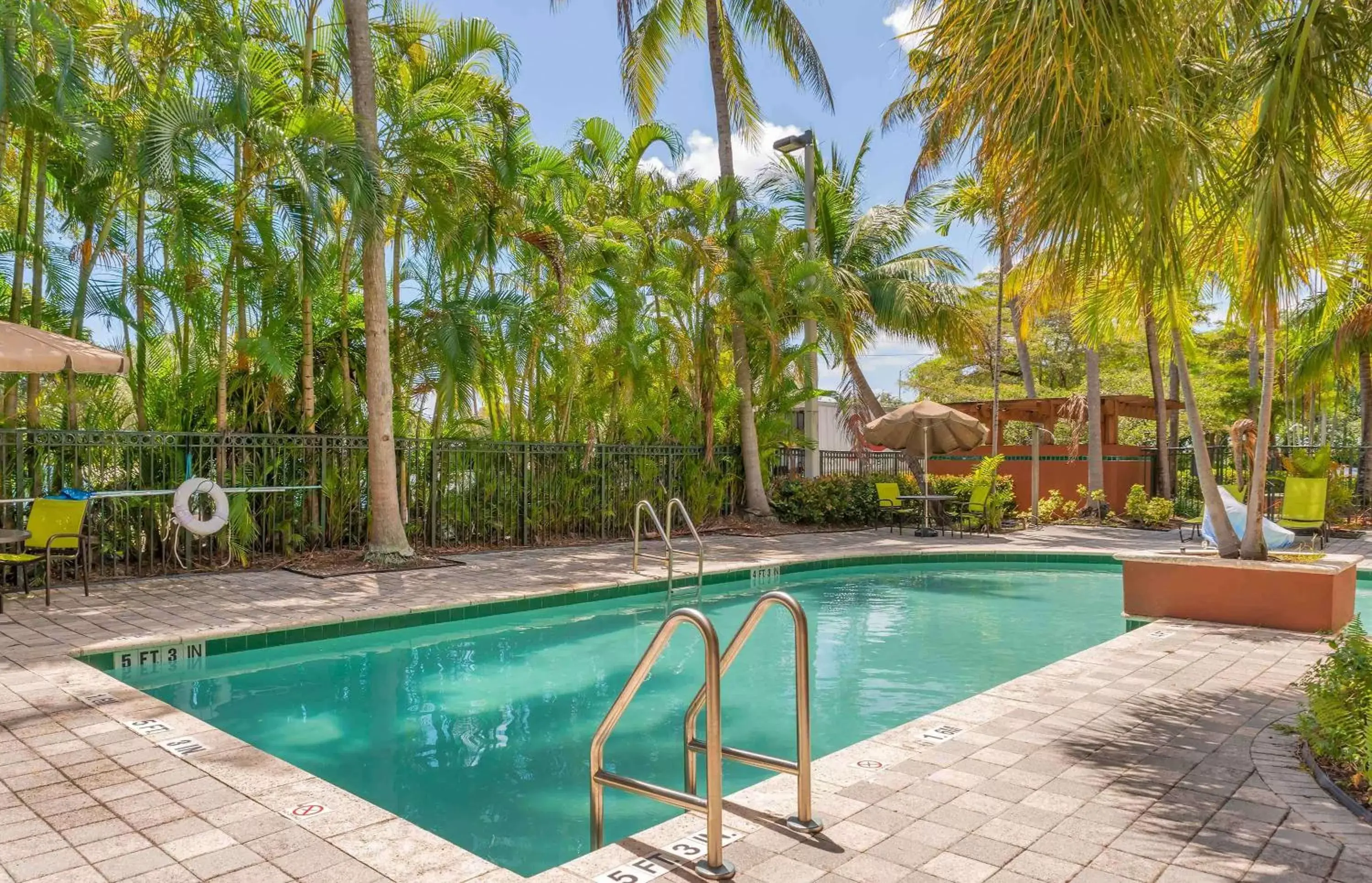 Pool view, Swimming Pool in Extended Stay America Premier Suites - Fort Lauderdale - Cypress Creek - Park North