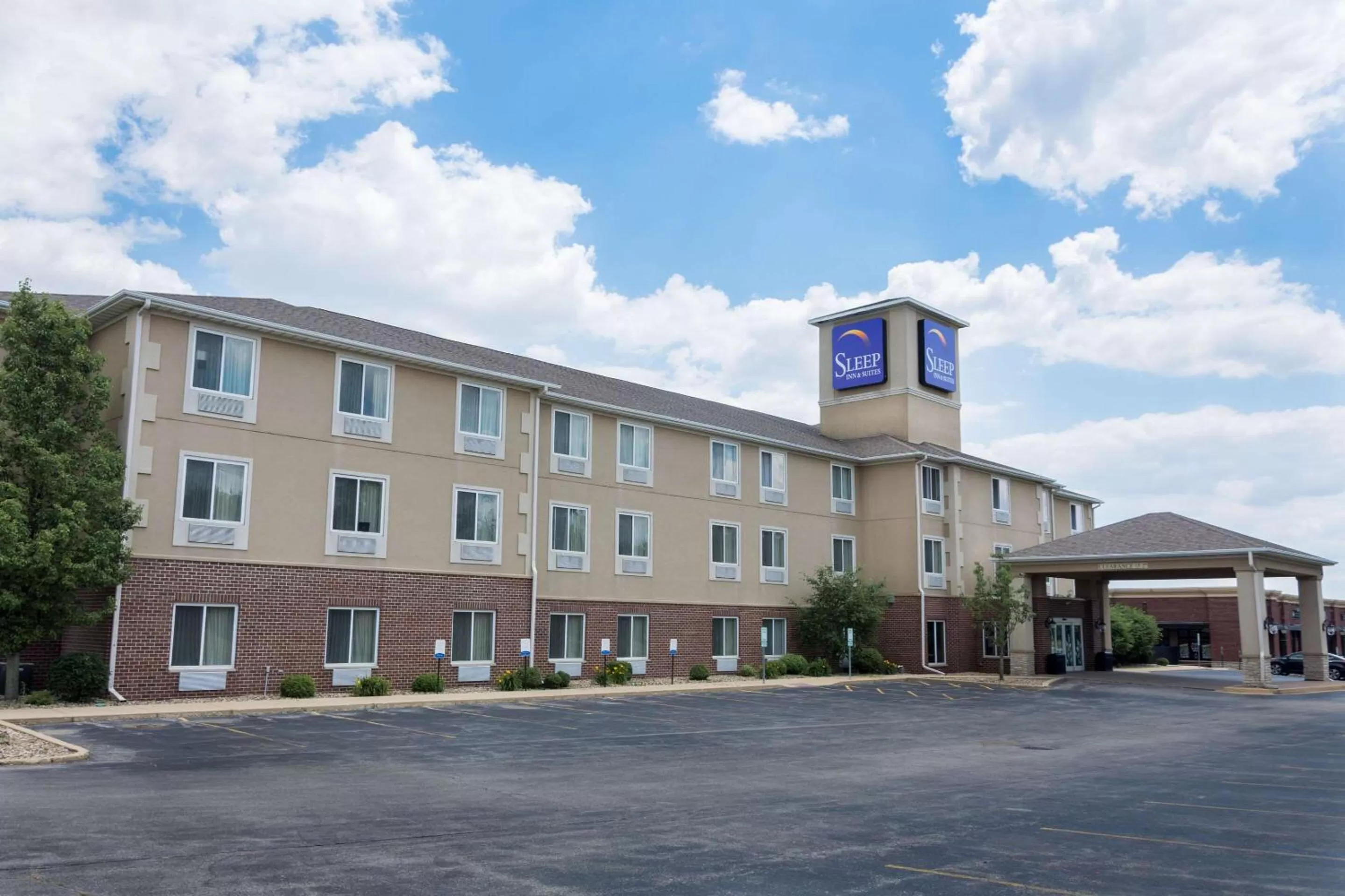 Property building in Sleep Inn & Suites Washington near Peoria