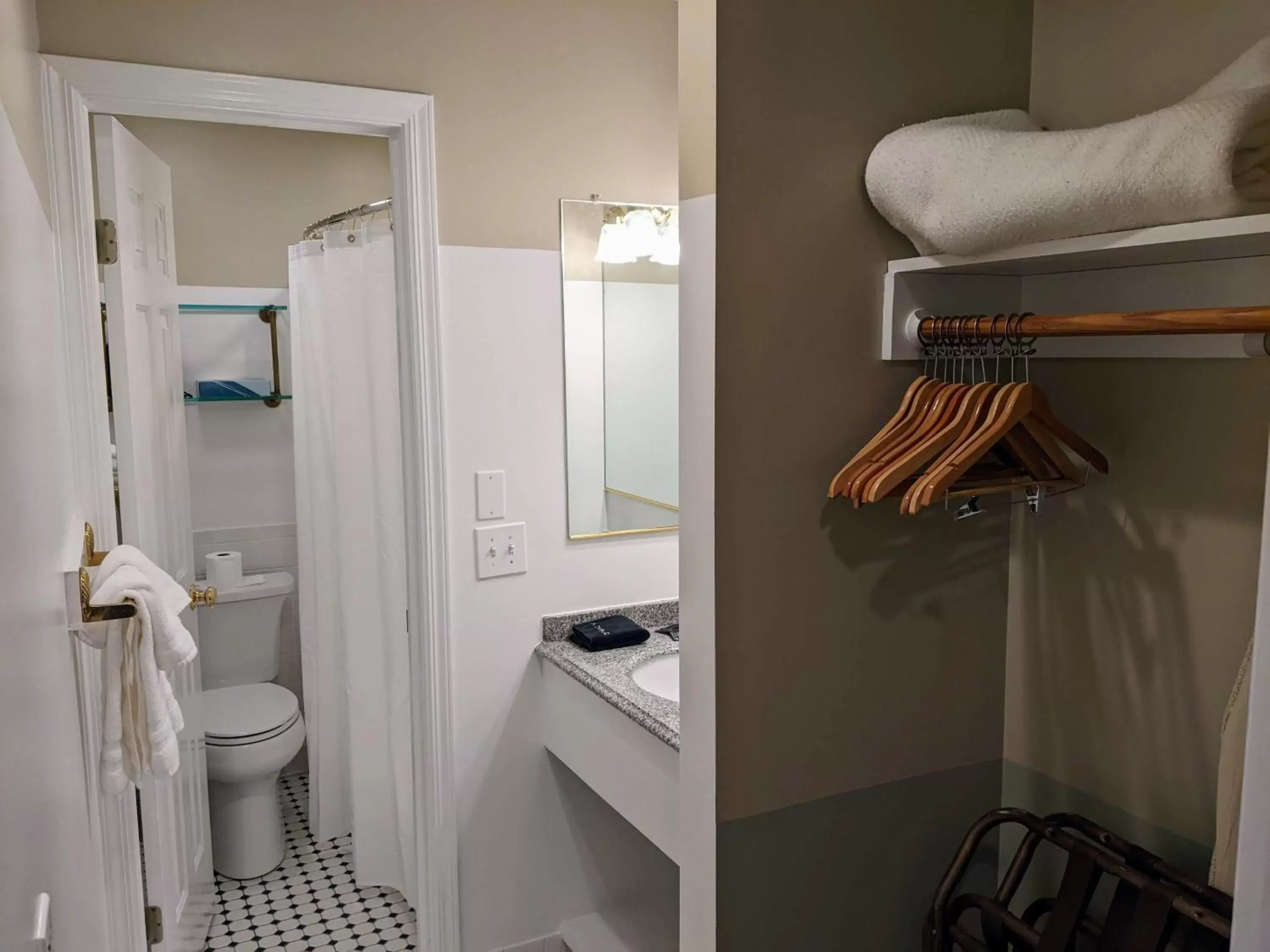 Bathroom in Stanton House Inn